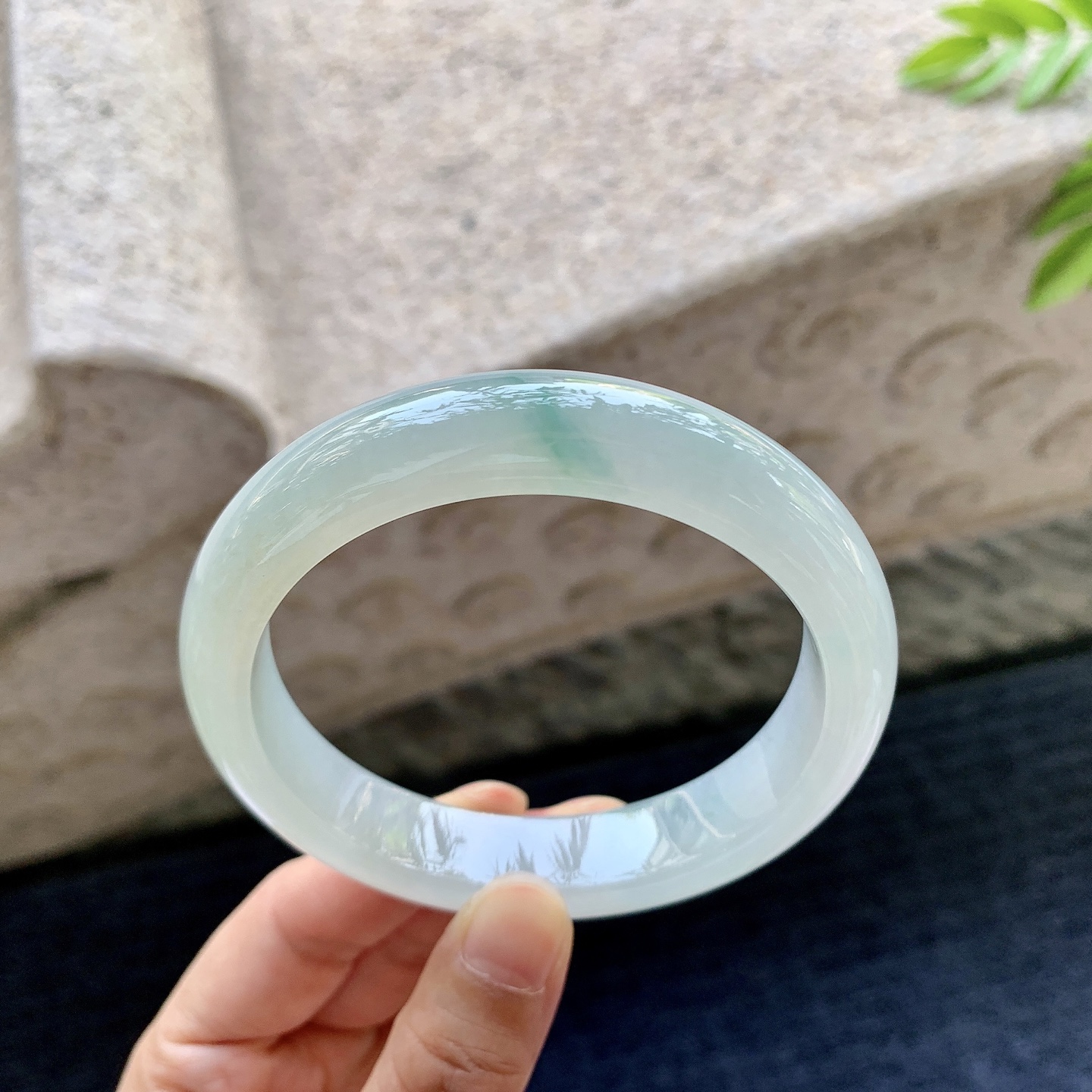 正圈59 60，圈口60.5/13.3/8.8，编码C5081326，糯冰飘绿，水润，种老，细腻，打灯有棉线