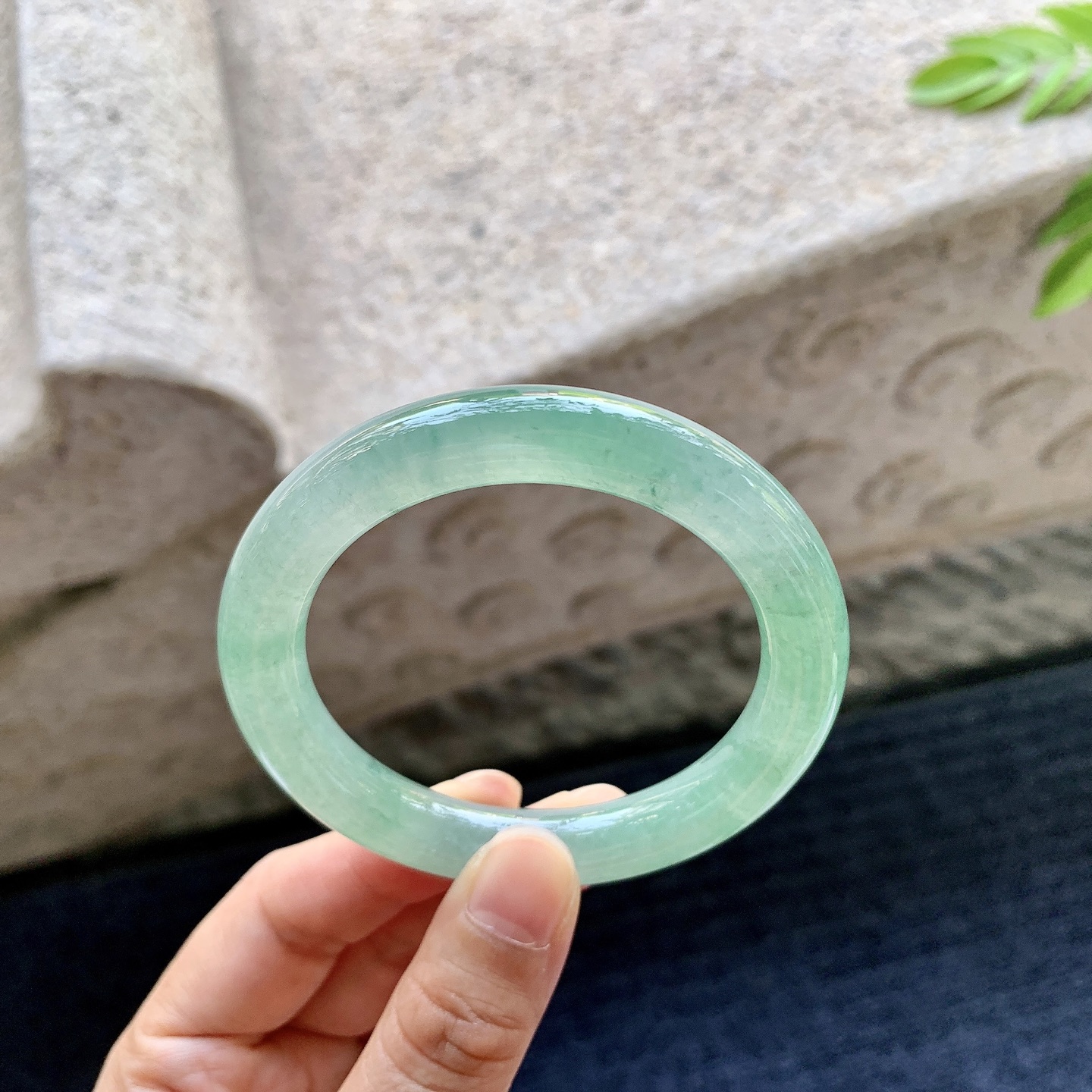 圆条50 51，圈口51.6/9.7/9.3，编码B2081321，描述糯冰飘绿，水润，种老，细腻，打灯有棉线