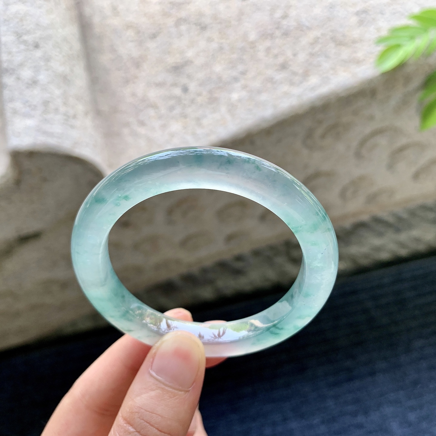 正圈49 50，圈口50.2/8.4/8.8，编码A1081332，高冰飘花，起荧光，清透，水润，种老，细腻，无裂。