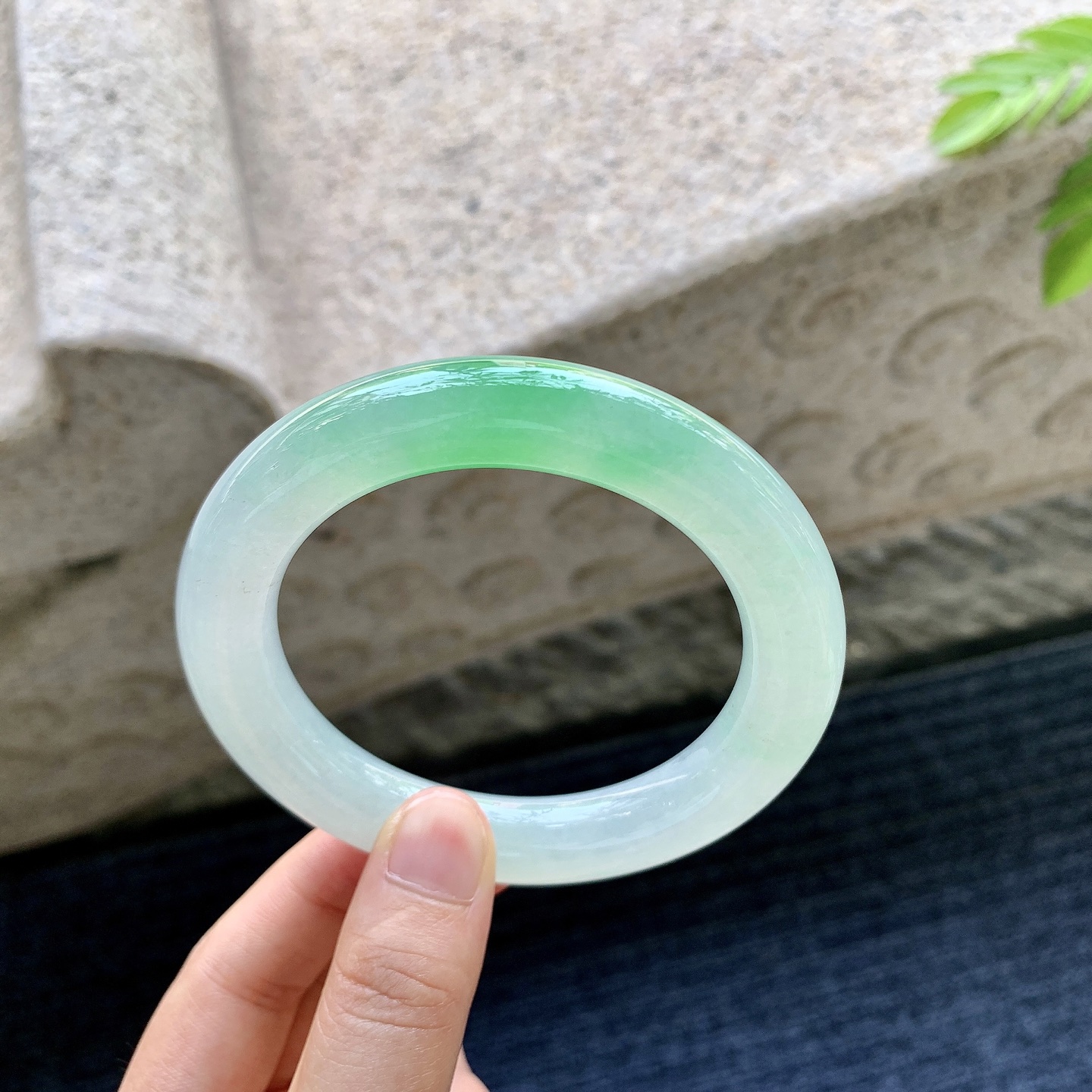 圆条57 58，圈口58.7/11.7/11.7，编码A1081331，描述冰飘阳绿，水润，种老，细腻，有棉线