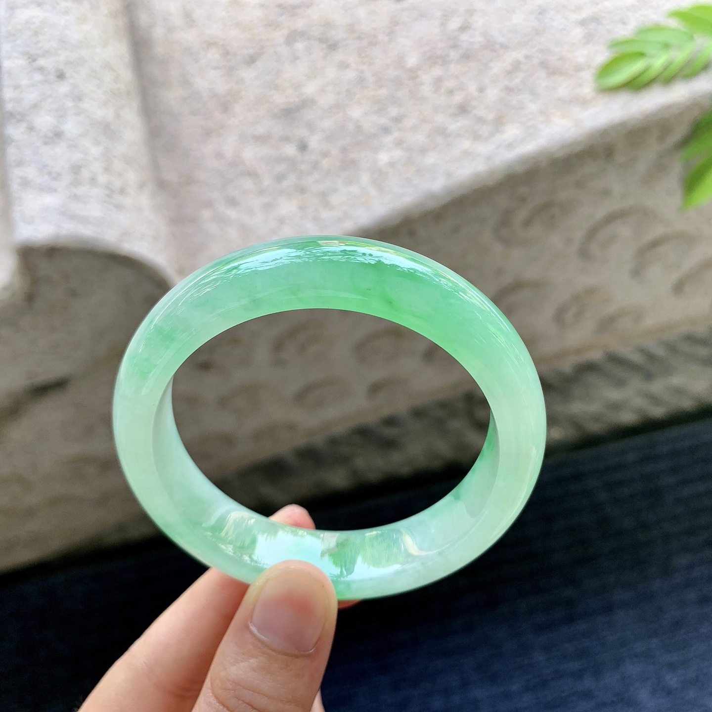 正圈53 54，圈口54.8/13.5/8.2，编码GJ081339，冰糯阳绿，水润，种老，细腻，无裂。