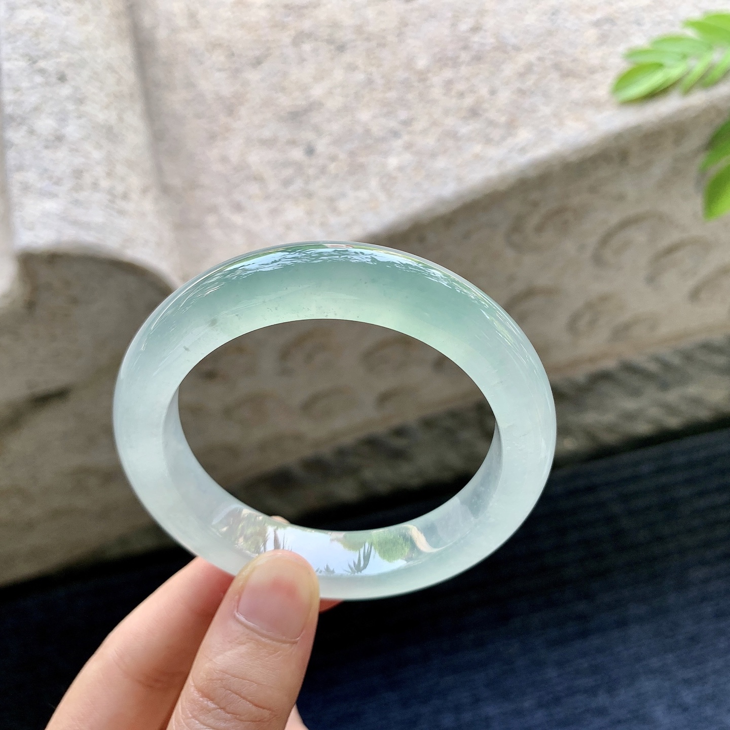 正圈53 54，圈口54.7/12.2/9.3，编码ZLD081350，冰飘晴绿，清透，水润，种老，细腻，无裂。