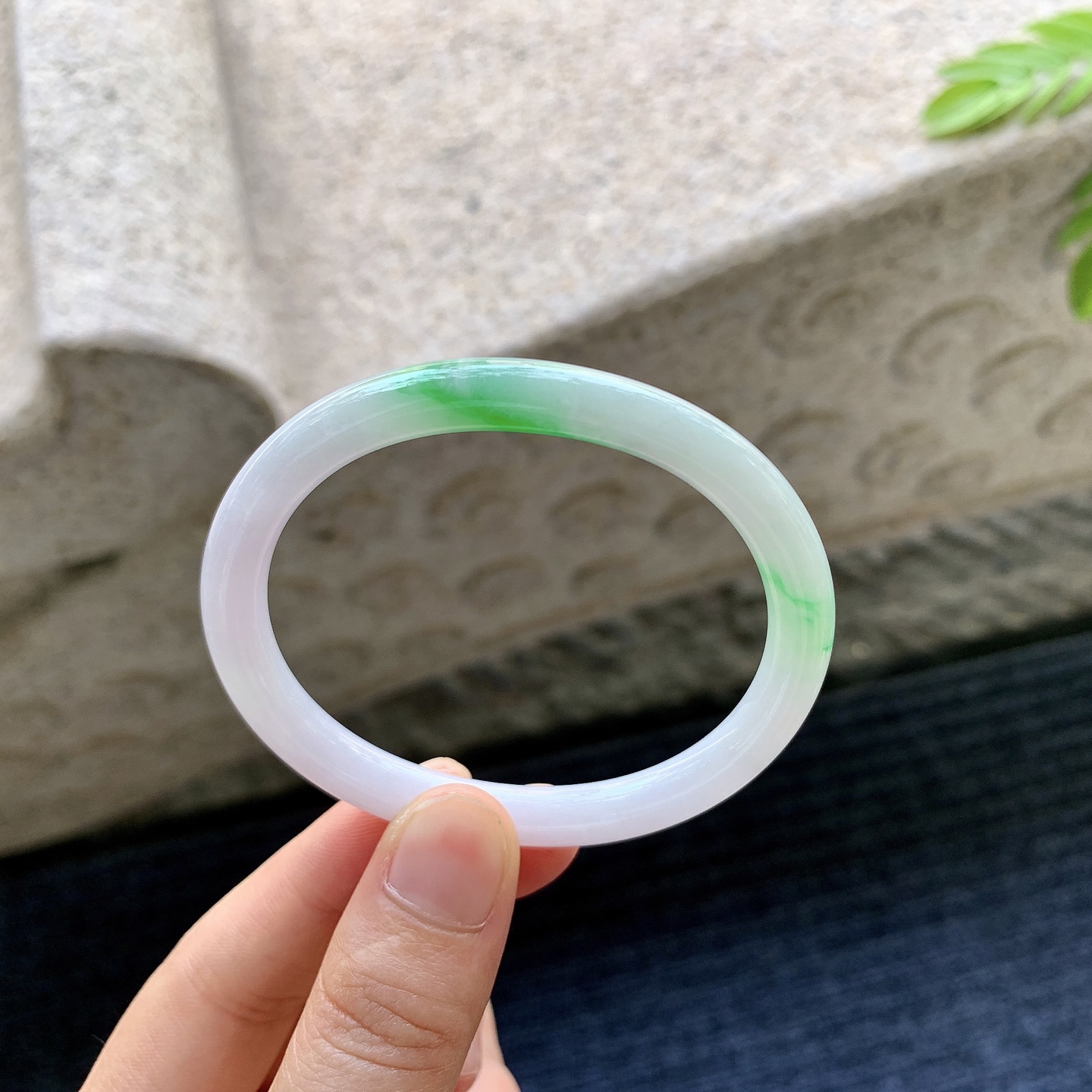 贵妃53 54，【圈口】54.4/46.6/6.8/6.8，【编码】AD081307，【描述】春彩，飘绿，水润，种老，细腻，无裂。