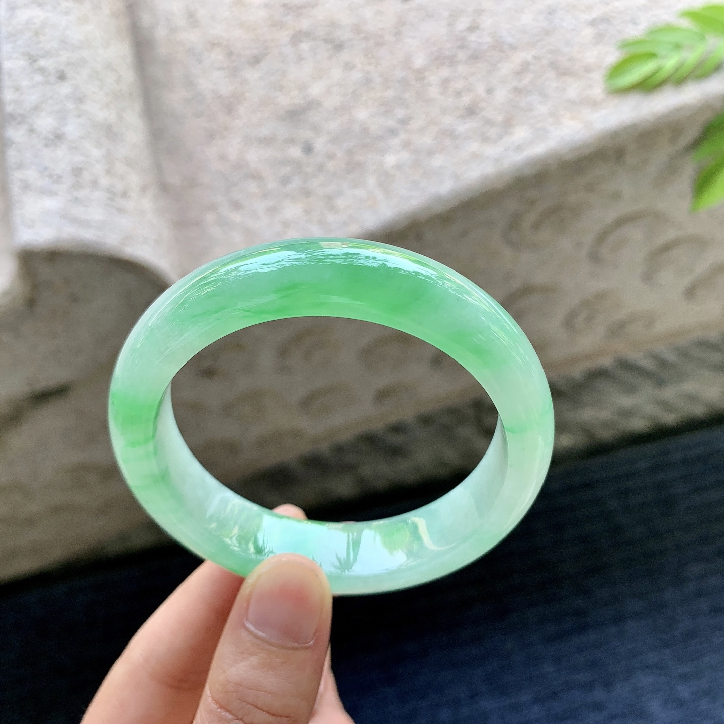 正圈53 54，圈口54.8/13.5/8.2，编码GJ081339，冰糯阳绿，水润，种老，细腻，无裂。