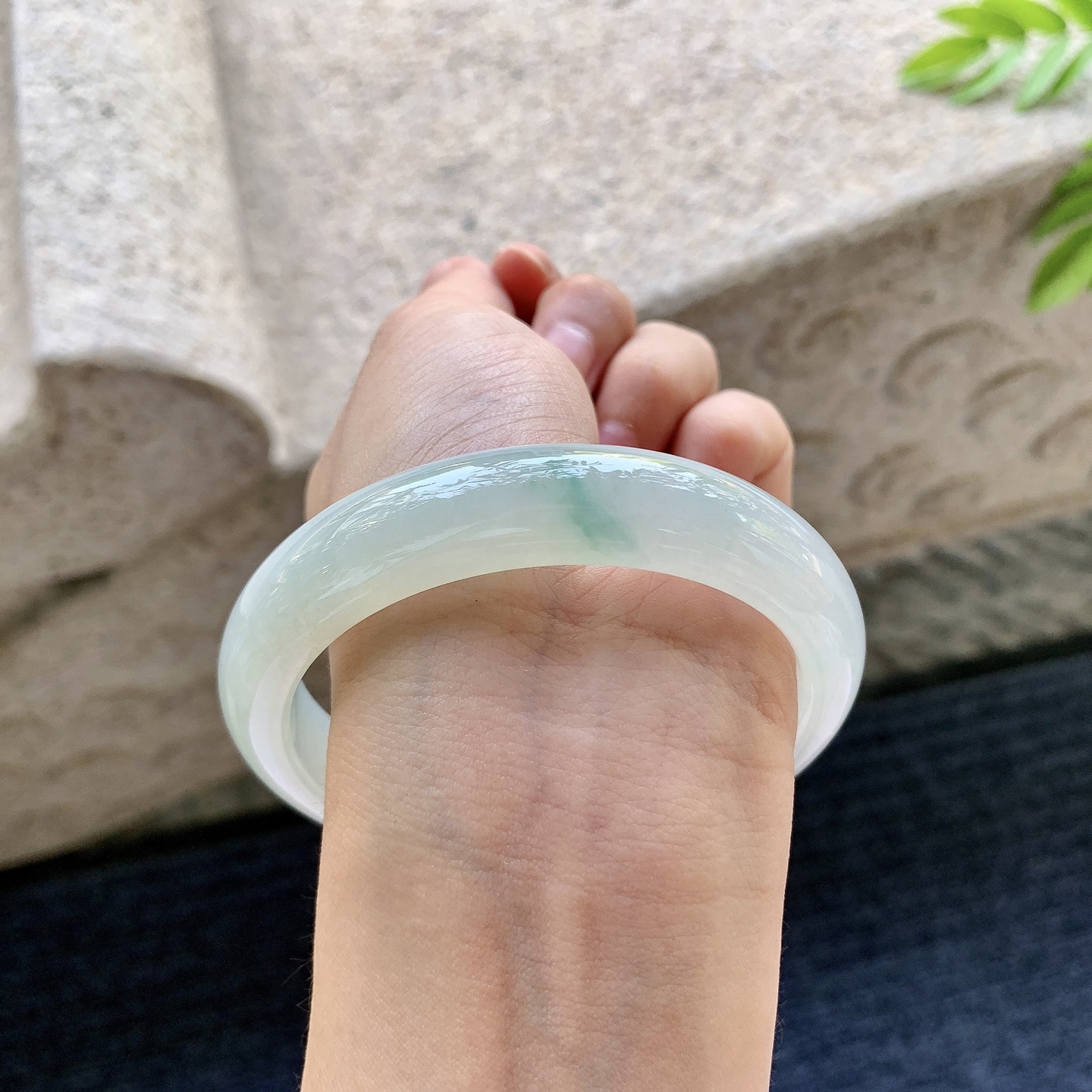 正圈59 60，圈口60.5/13.3/8.8，编码C5081326，糯冰飘绿，水润，种老，细腻，打灯有棉线