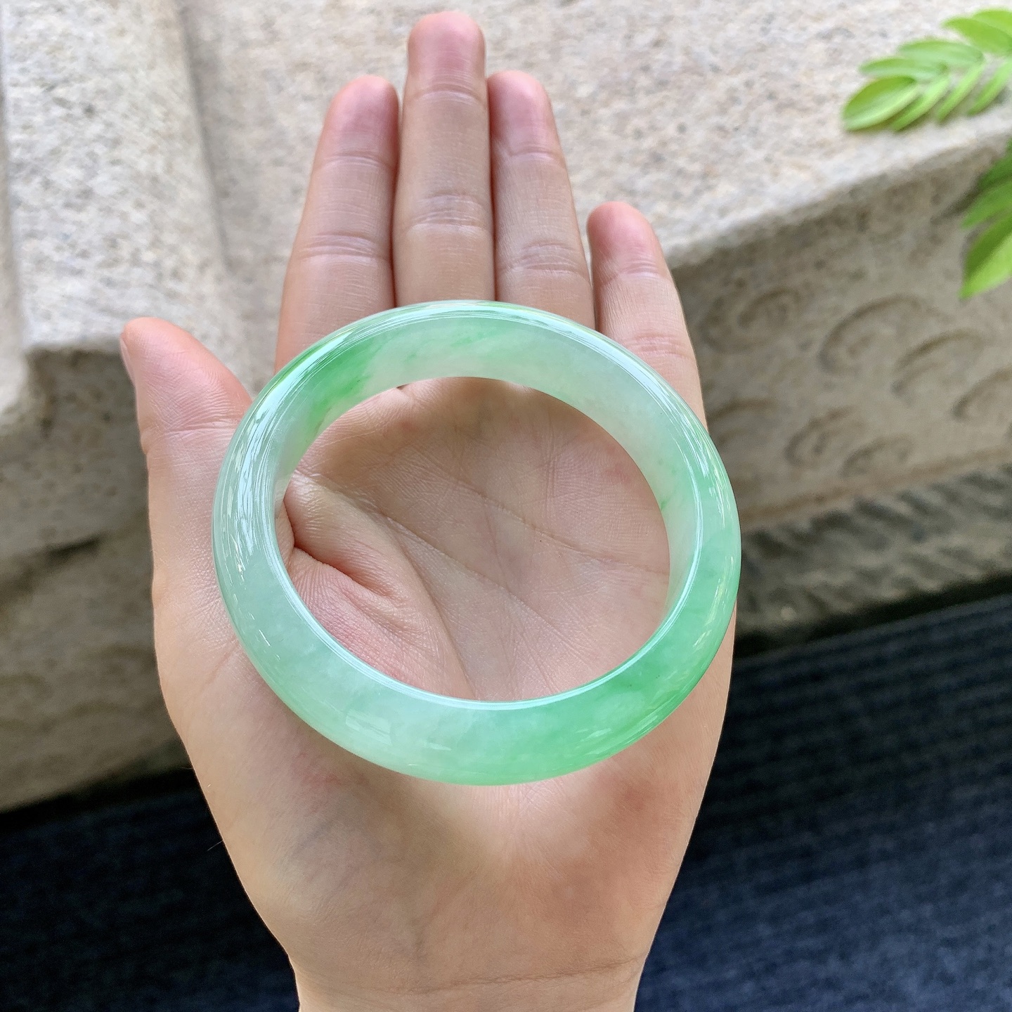 正圈53 54，圈口54.8/13.5/8.2，编码GJ081339，冰糯阳绿，水润，种老，细腻，无裂。