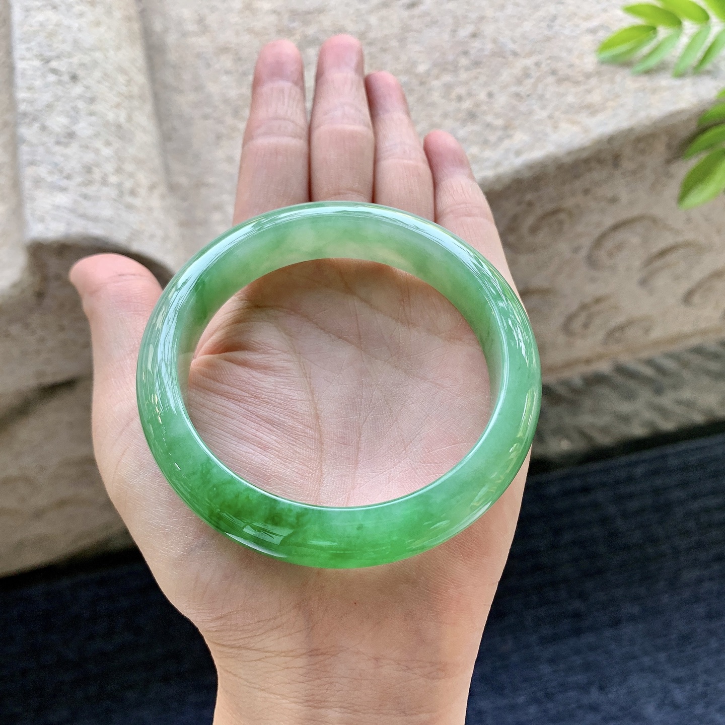 正圈57 58，圈口58.7/13.3/8.3，编码WW081357，冰糯辣绿，水润，种老，细腻，打灯有棉线