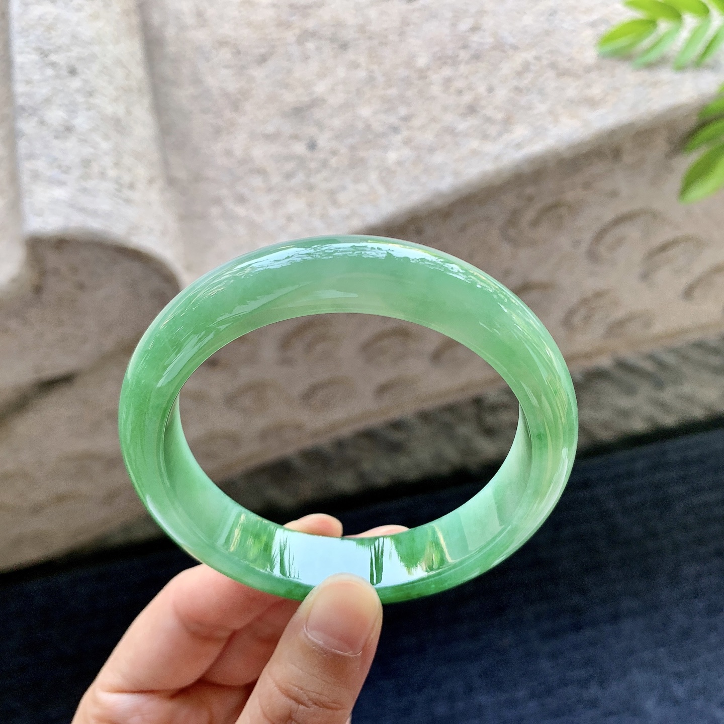 正圈57 58，圈口58.7/13.3/8.3，编码WW081357，冰糯辣绿，水润，种老，细腻，打灯有棉线