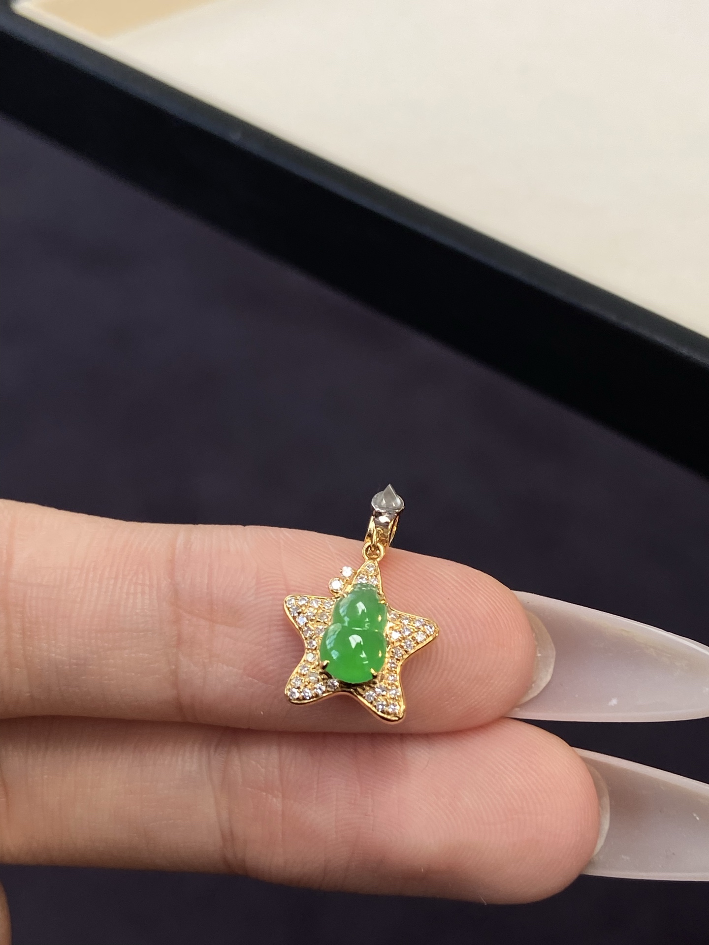 冰种满绿葫芦提溜，超惹眼的存在，葫芦身上挂 福运随身伴，上身佩戴也上镜：18.1-11.9-4.7，裸石：6.9-4.5-2mm，无裂。