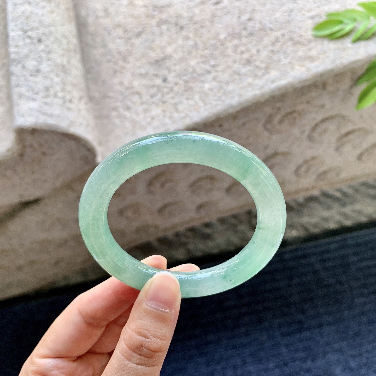圆条50 51，圈口51.6/9.7/9.3，编码B2081321，描述糯冰飘绿，水润，种老，细腻，打灯有棉线