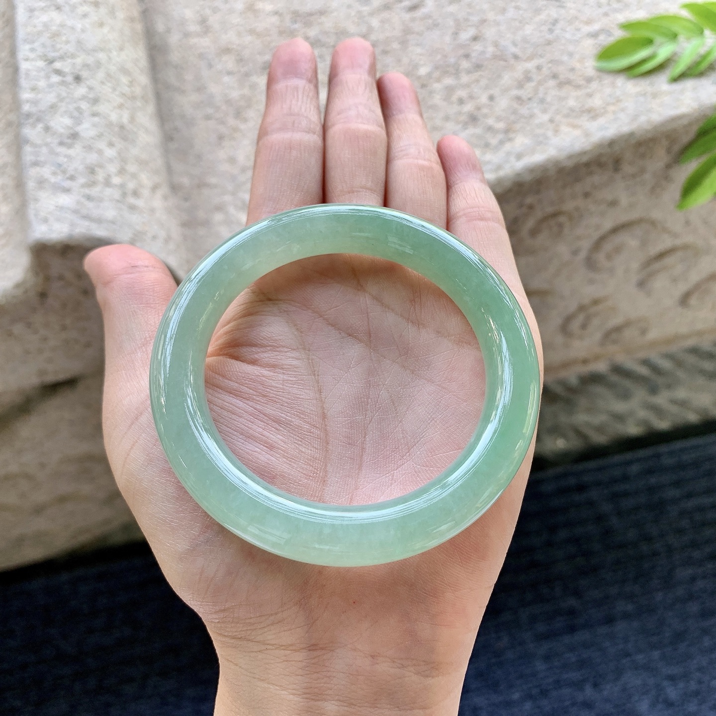 圆条53 54，圈口54.5/10.4/10，编码AD081302，描述糯冰满绿，水润，种老，细腻，打灯有棉絮