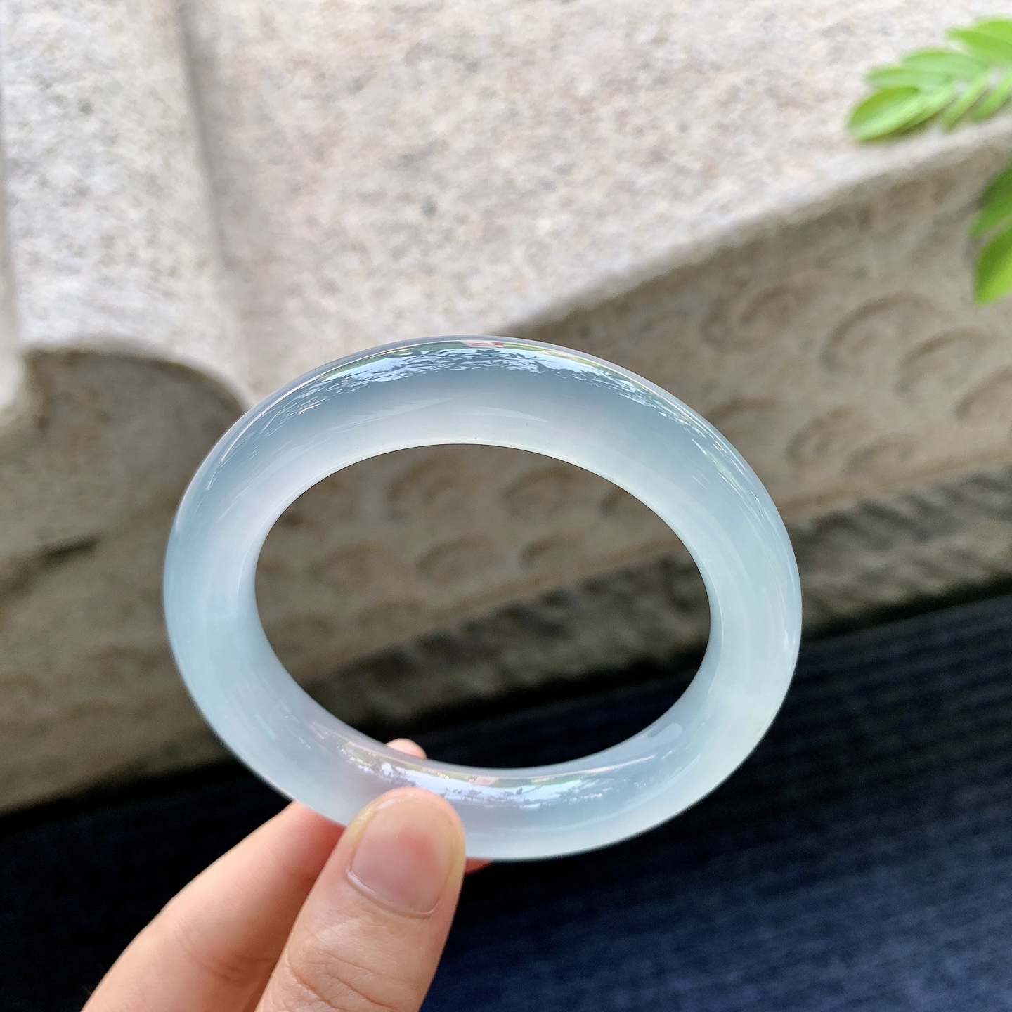 圆条55 56，圈口56/11.8/10.1，编码QX081352，高冰天空蓝，起荧光，水润，种老，打灯有棉线
