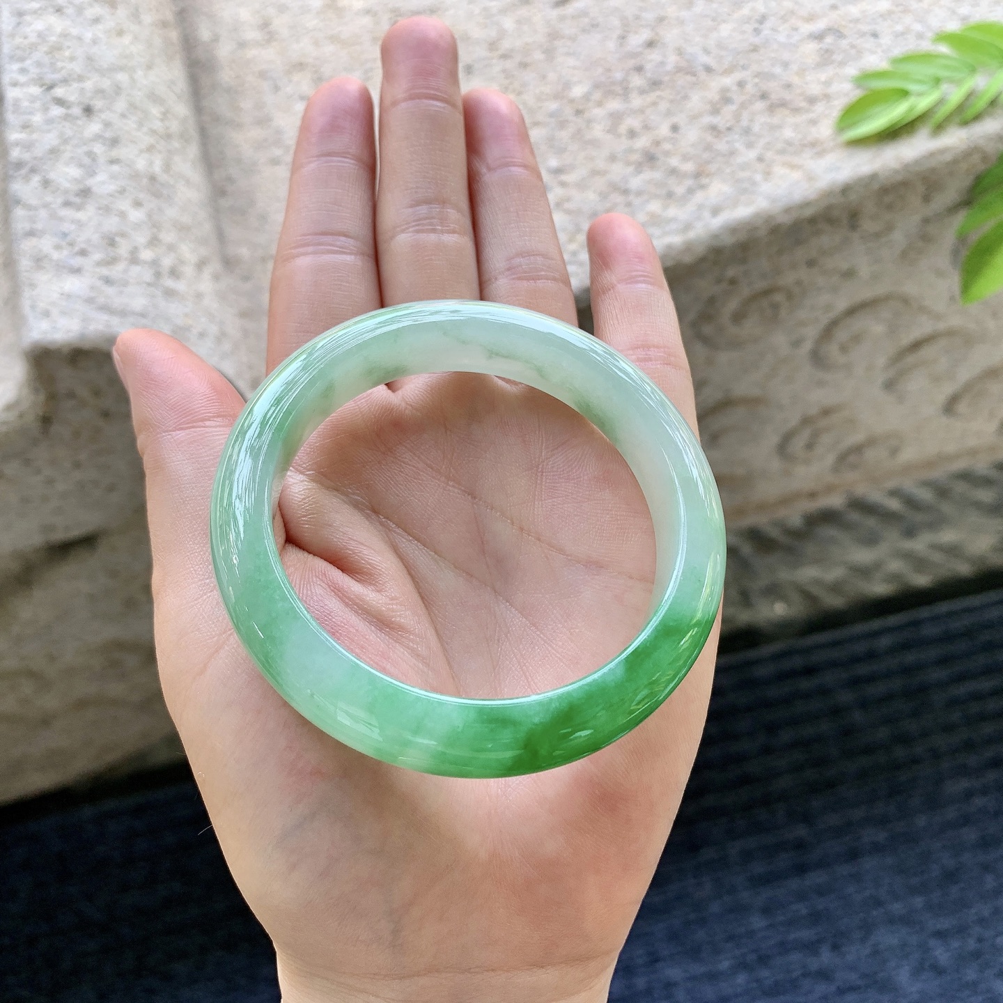 正圈54 55，圈口55/12.3/8.5，编码A1081398，冰糯飘辣绿，水润，种老，细腻，无裂。
