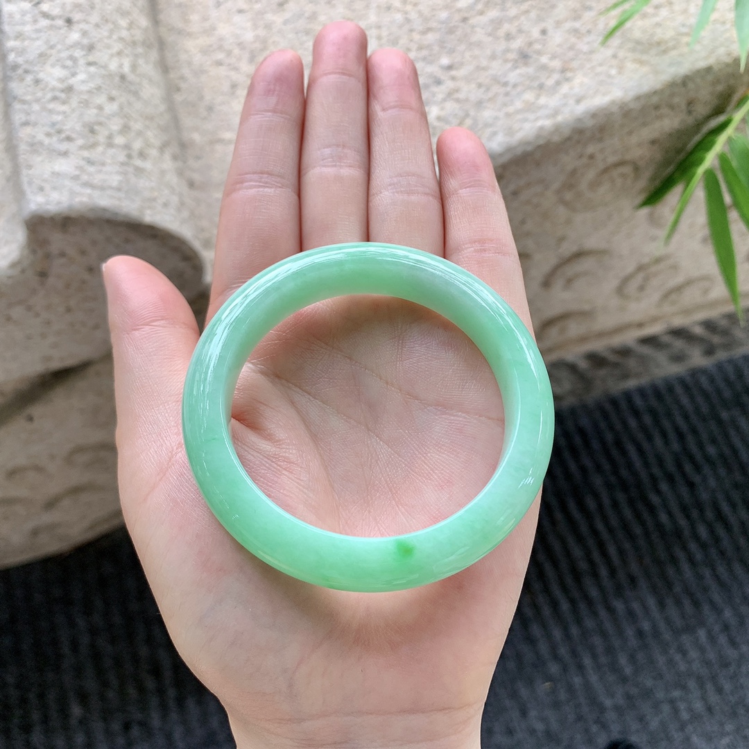 正圈51 52，圈口52.4/12.1/8，编码AD030274，描述阳绿，满色，水润，种老，细腻，