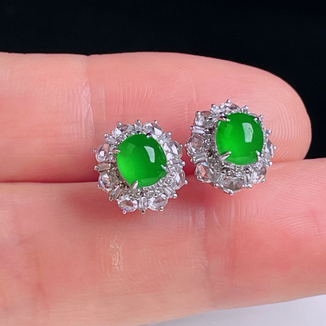辣绿耳钉，老种起光，细底通透，尺寸：裸石6/5.6/3mm0812