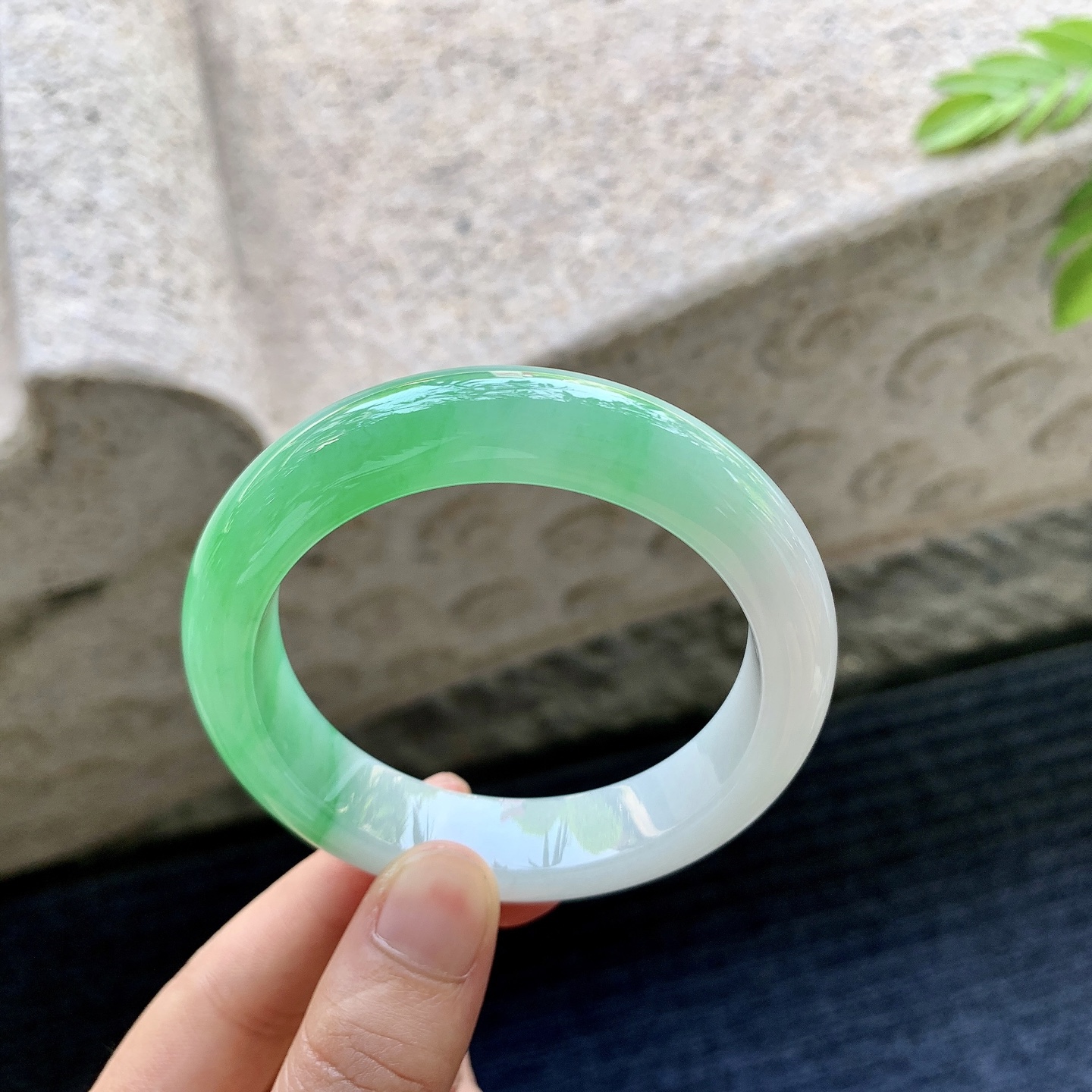 正圈54 55，圈口54.5/13/9.2，编码G7081347，糯冰飘阳绿，水润，种老，细腻，无裂。