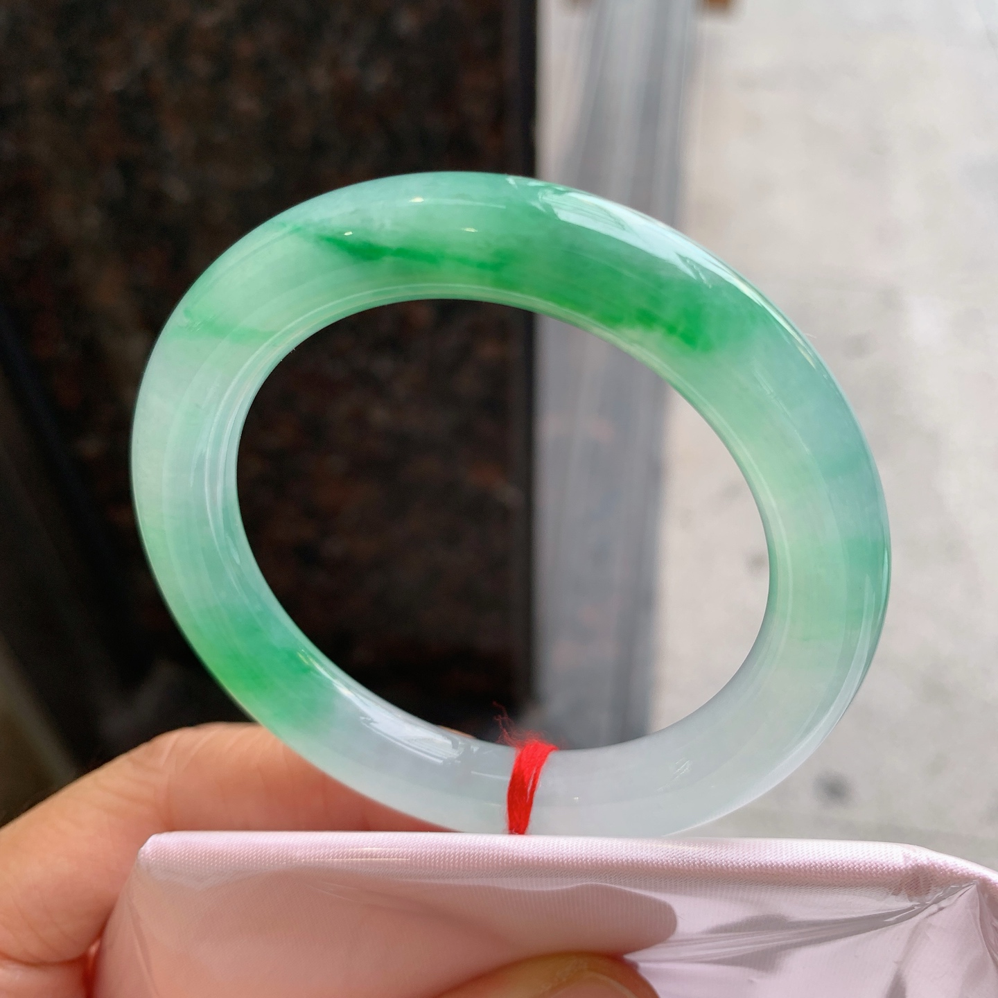 圆条冰飘绿 表皮微瑕疵微扣 尺寸：50.6/9/9.5