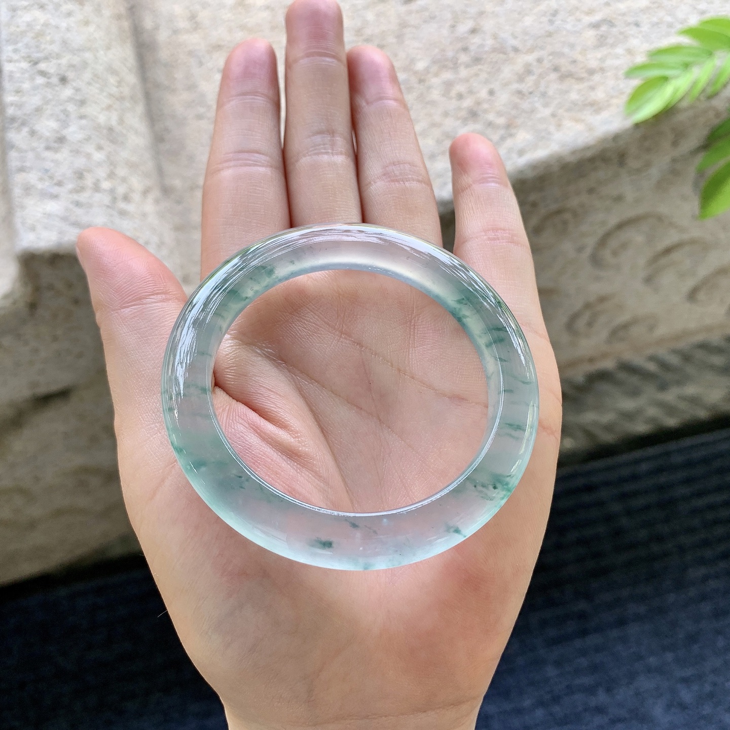 正圈49 50，圈口50.2/8.4/8.8，编码A1081332，高冰飘花，起荧光，清透，水润，种老，细腻，无裂。