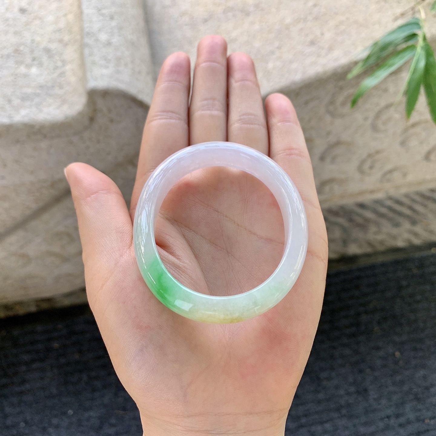 贵妃50 51，圈口53.8/44.8/10.3/7，编码B2072264，描述黄加绿，水润，种老，细腻，无裂。