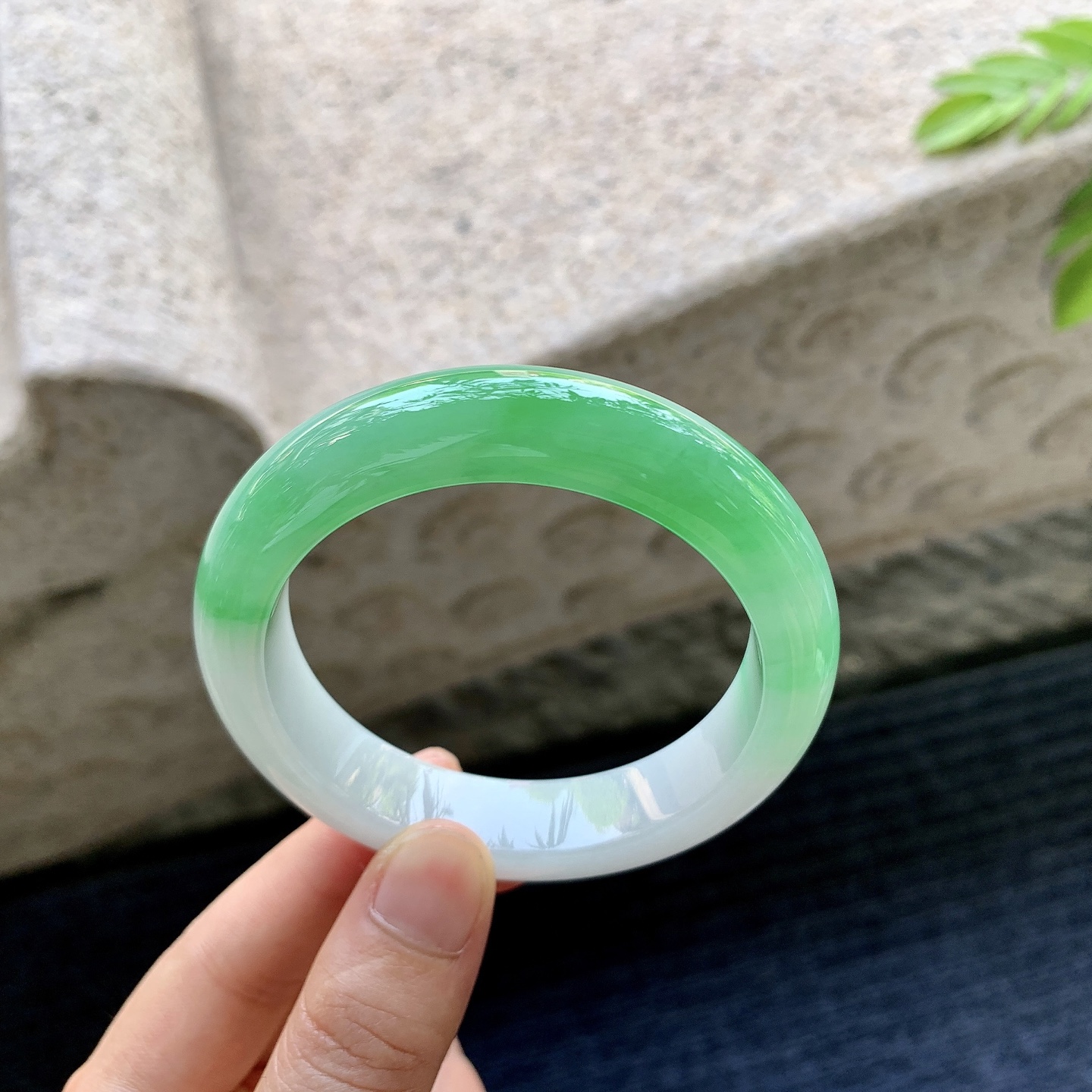 正圈54 55，圈口54.5/13/9.2，编码G7081347，糯冰飘阳绿，水润，种老，细腻，无裂。