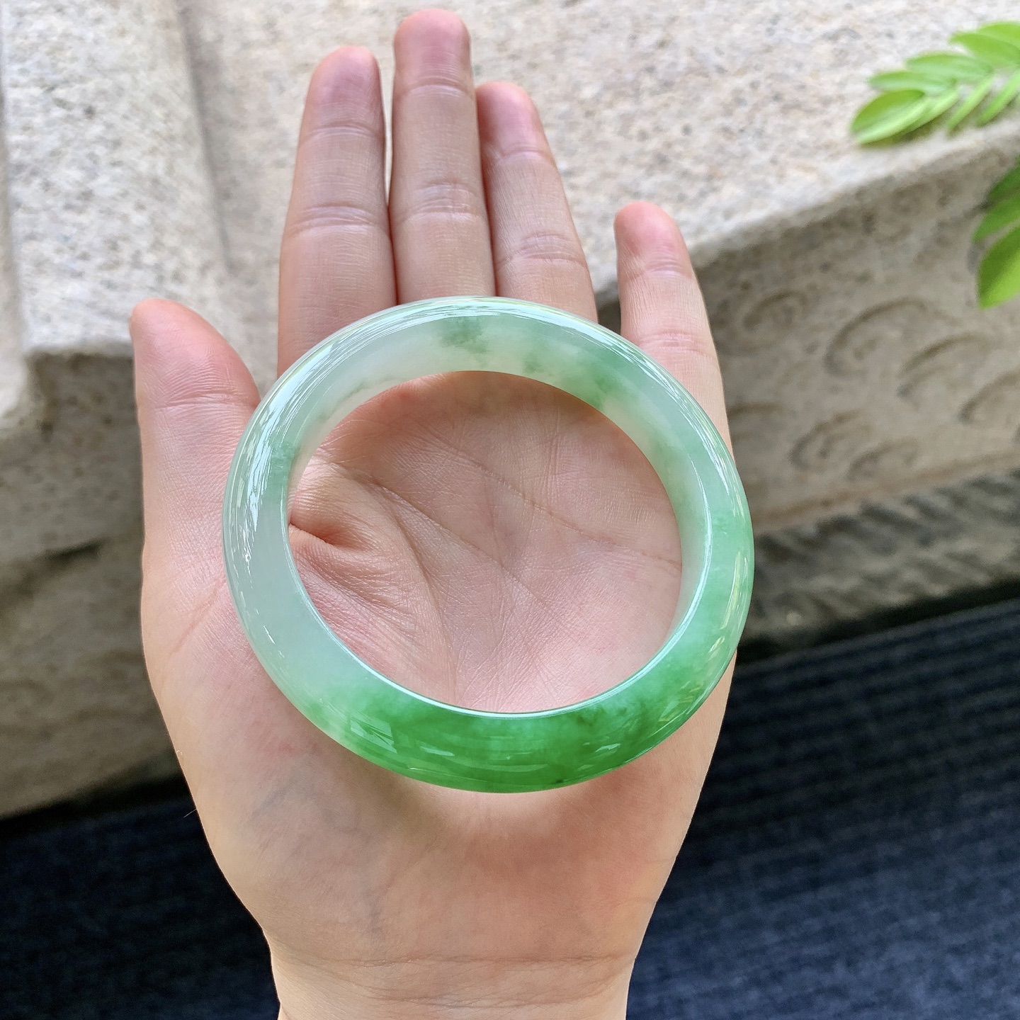 正圈54 55，圈口55/12.3/8.5，编码A1081398，冰糯飘辣绿，水润，种老，细腻，无裂