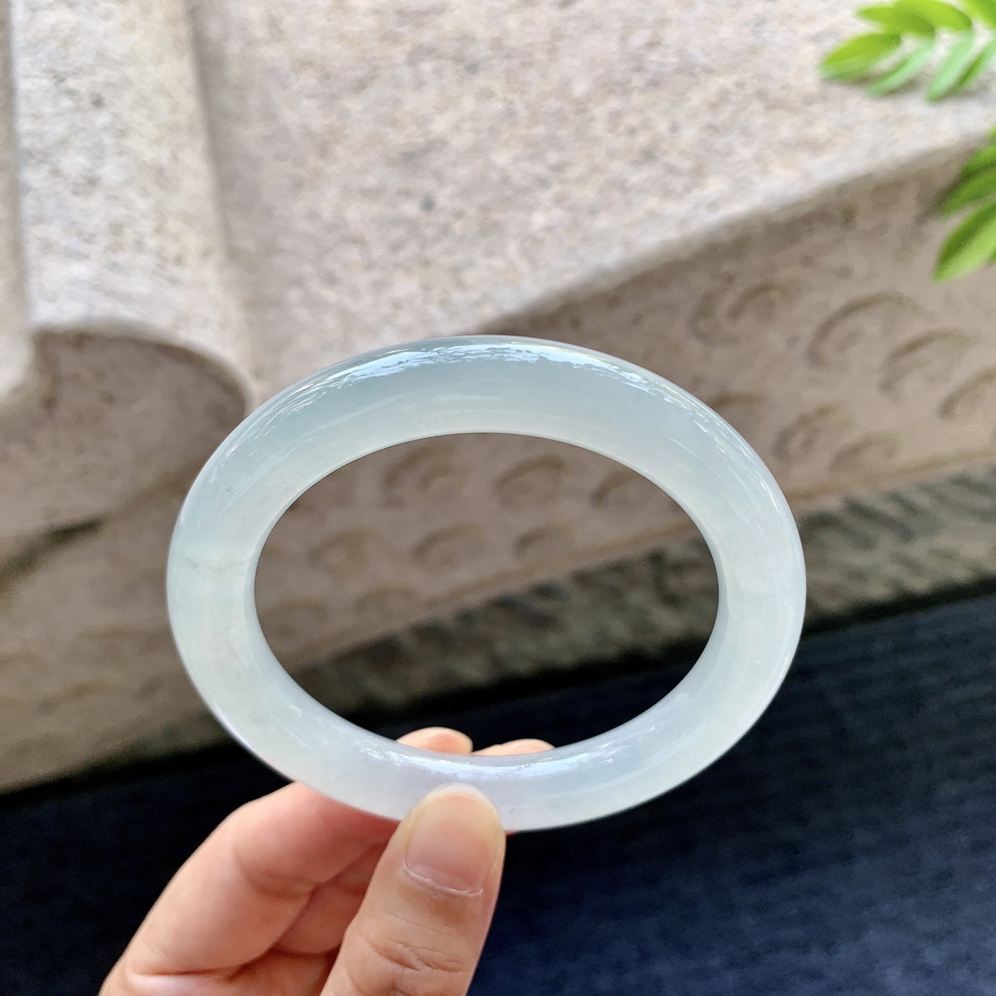 圆条55 56，圈口56.6/10/10，编码B2081318，描述白冰，水润，种老，细腻，有棉线。