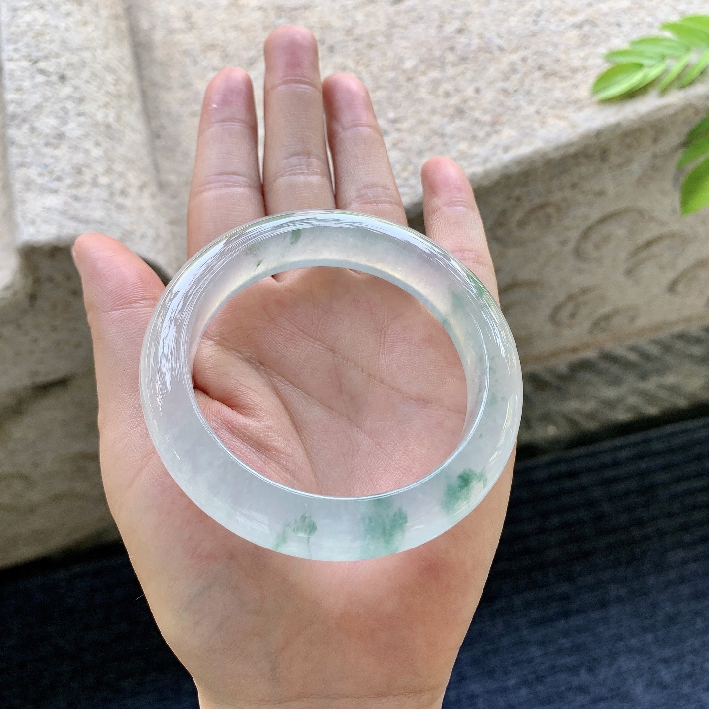 正圈54 55，圈口55.5/13.3/9.5，编码G6081341，描述高冰飘花，起光，清透，水润，种老，细腻，打灯有絮线