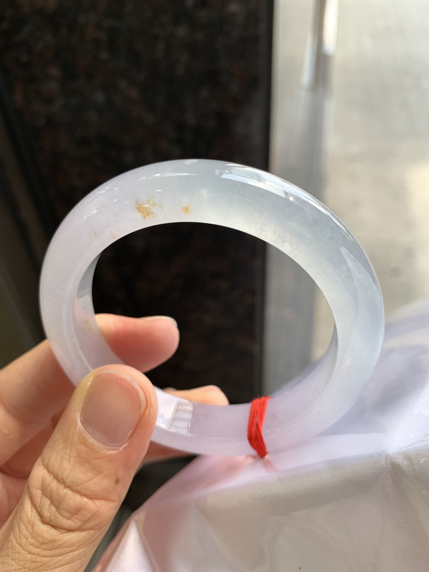 正圈冰镯带黄翡，无裂，尺寸：54/12/9.3，起荧光