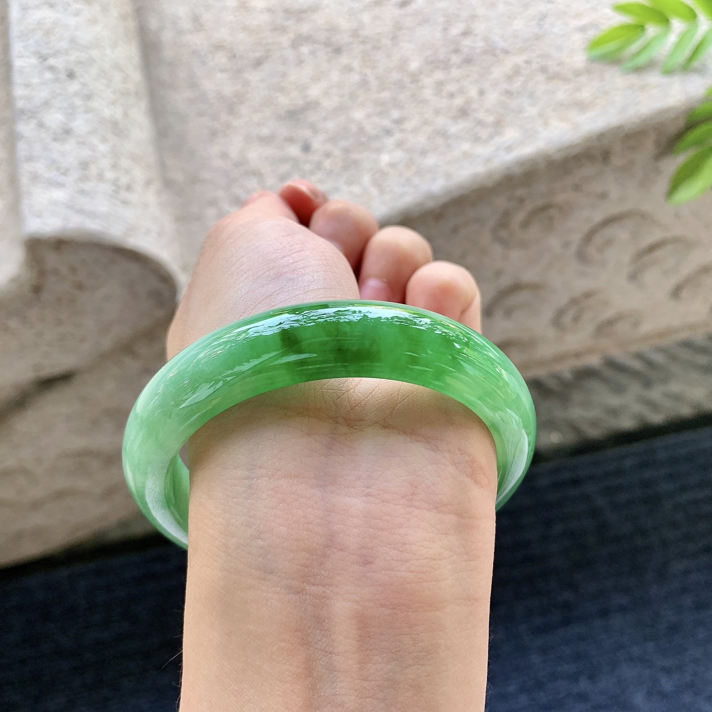 正圈57 58，圈口58.7/13.3/8.3，编码WW081357，冰糯辣绿，水润，种老，细腻，打灯有棉线