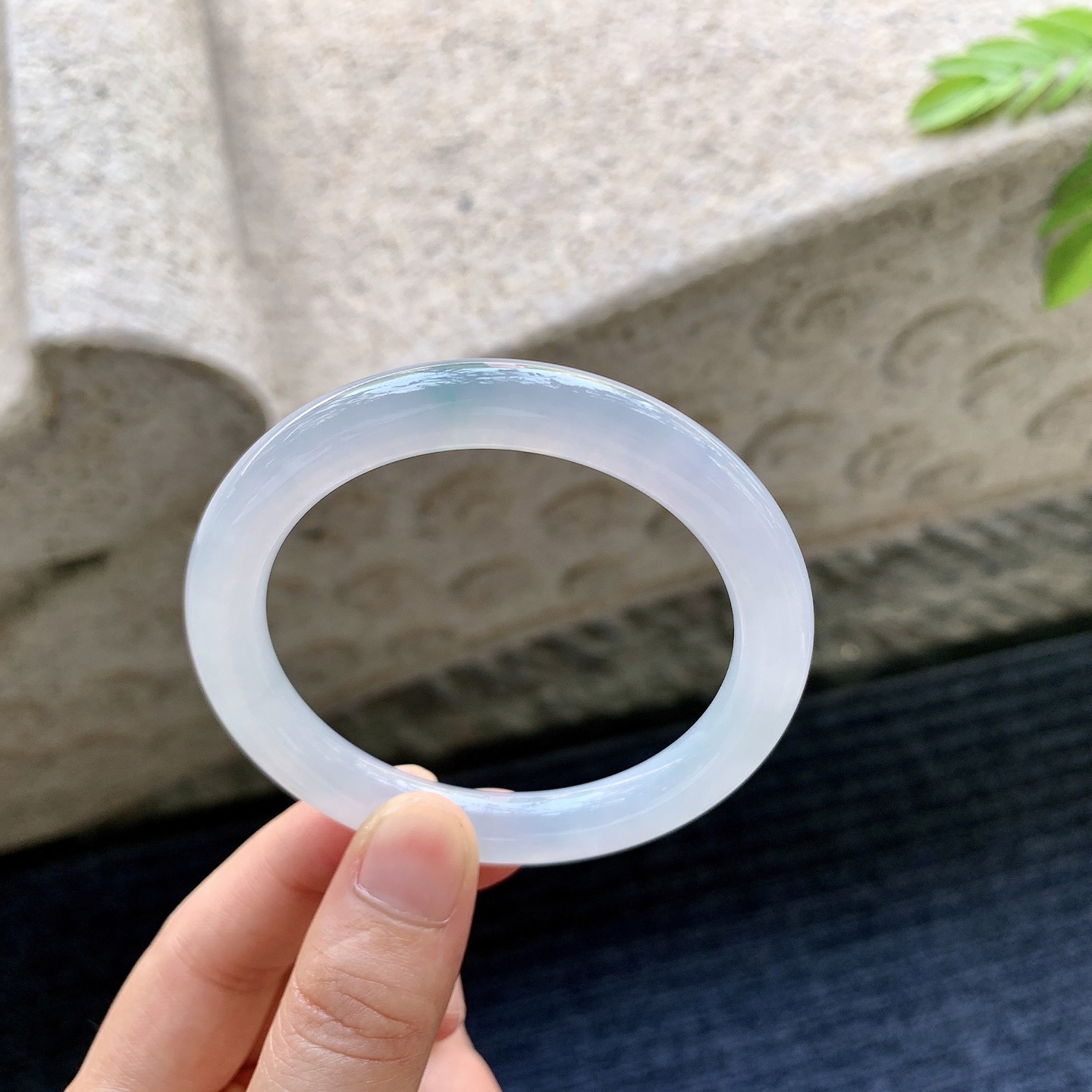 圆条52 53，圈口53.7/8.4/8.6，编码Z081345，冰糯飘绿，水润，种老，细腻，打灯有絮线