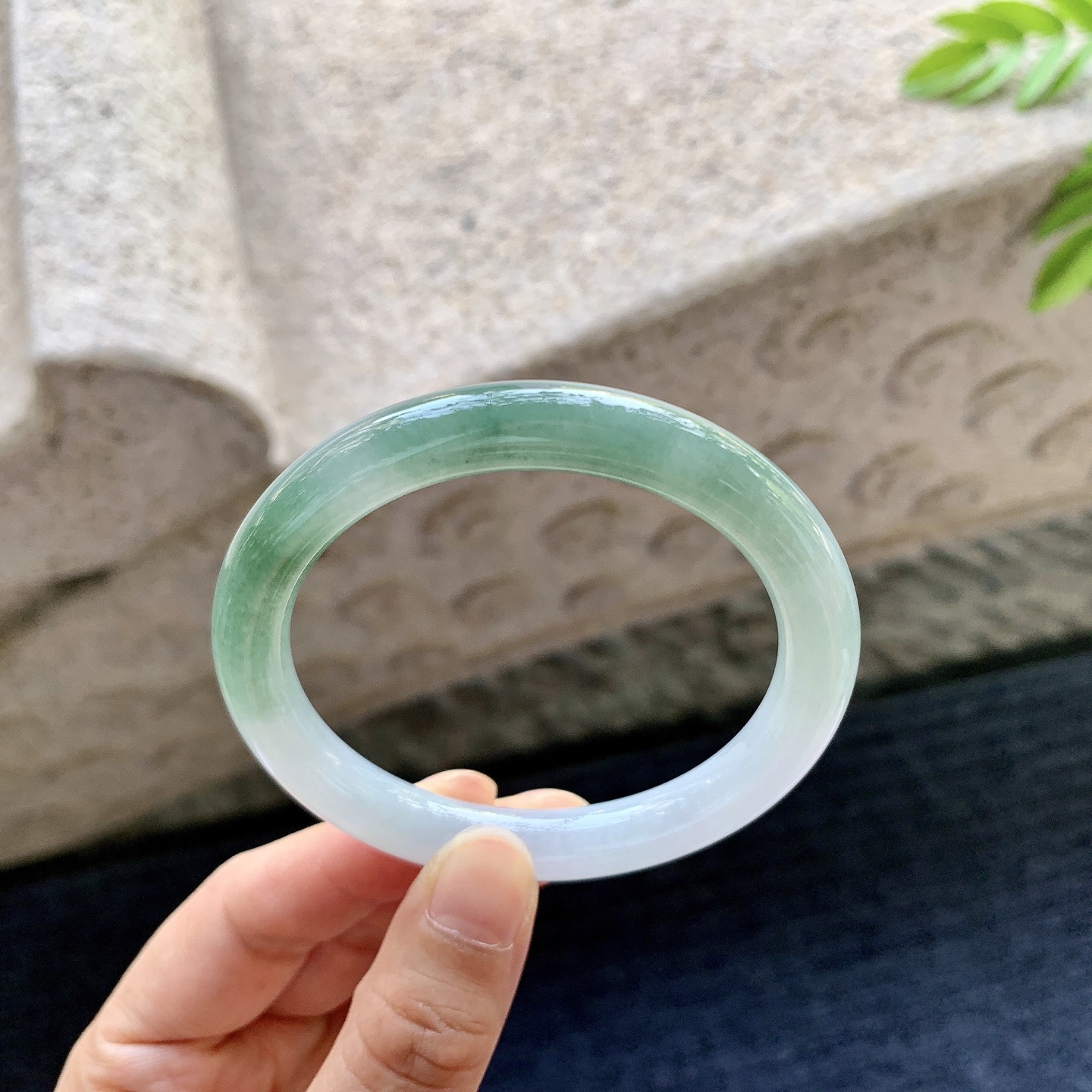 圆条52 53，圈口53.7/8.2/8，编码C5081328，细糯飘绿，水润，种老，细腻，无裂。