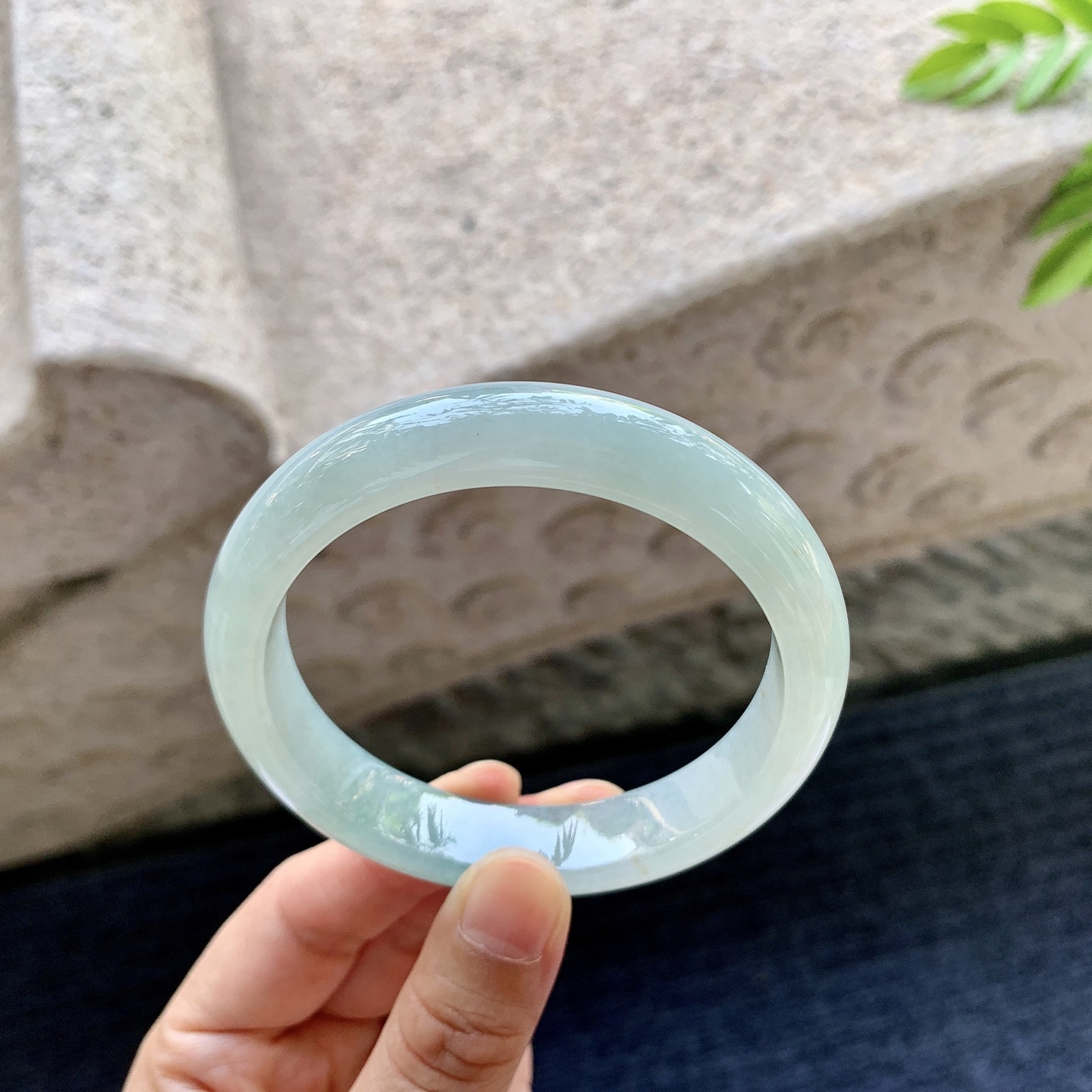 正圈56 57，圈口57.8/12.6/8，编码B2081317，描述糯冰飘绿，水润，种老，细腻，无裂。