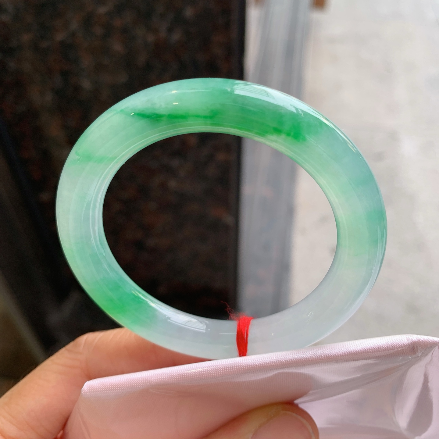 圆条冰飘绿 表皮微瑕疵微扣 尺寸：50.6/9/9.5