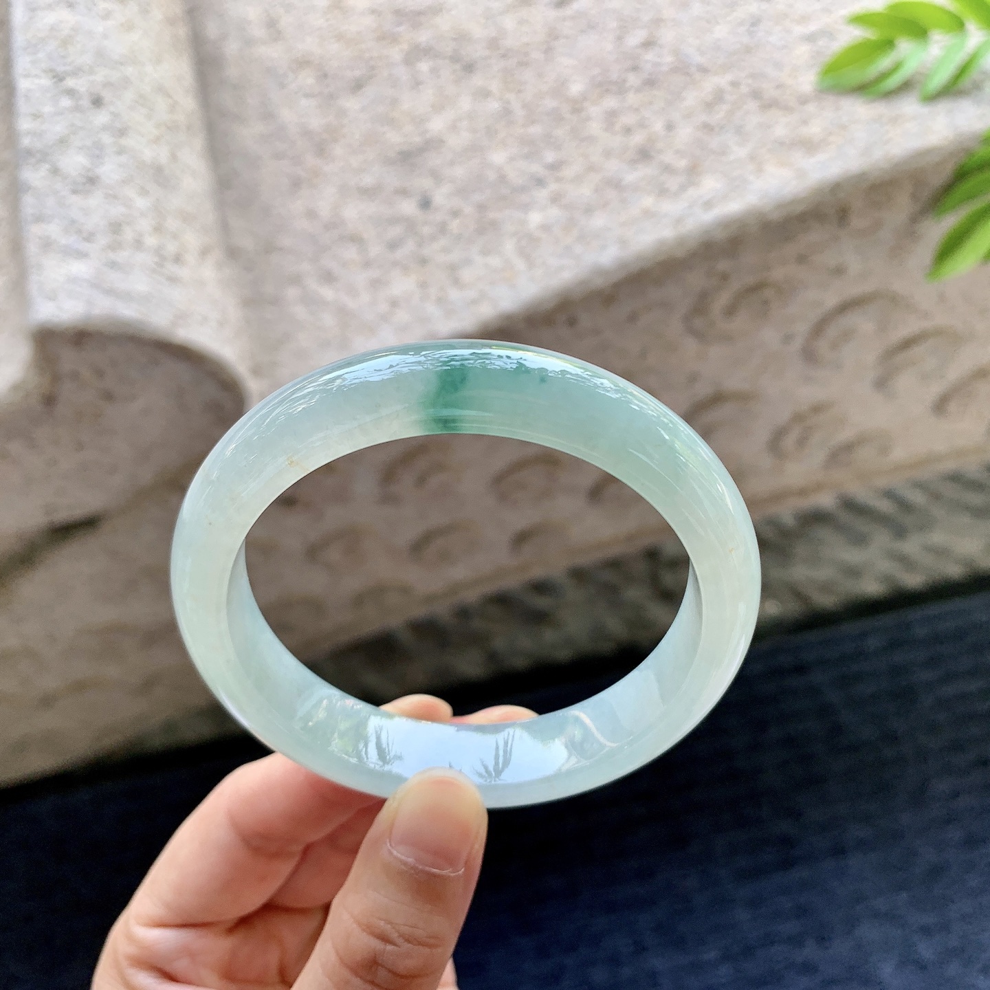 正圈56 57，圈口57.8/12.6/8，编码B2081317，描述糯冰飘绿，水润，种老，细腻，无裂。