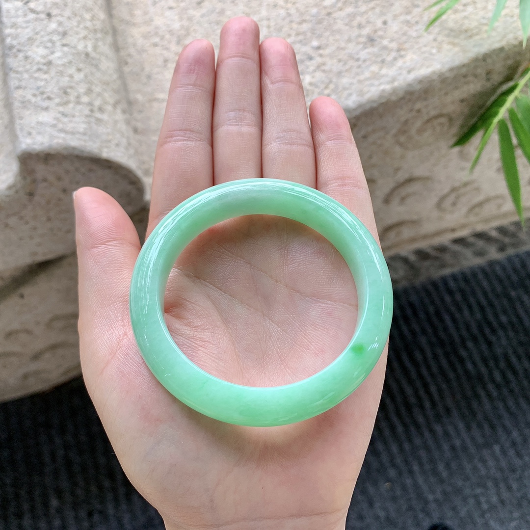 正圈51 52，圈口52.4/12.1/8，编码AD030274，描述阳绿，满色，水润，种老，细腻，无裂。