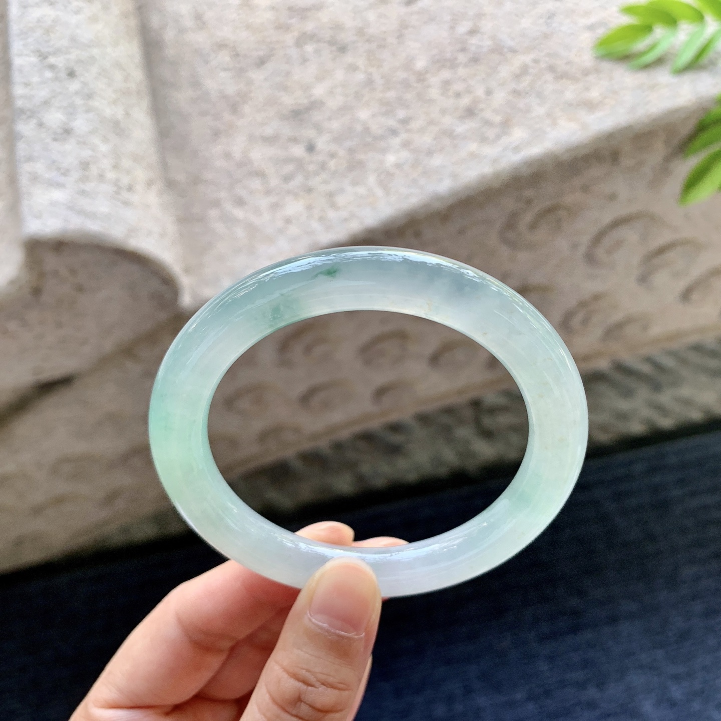 圆条54 55，圈口55.6/8.6/9.5，编码C5081316，描述冰糯飘花，清透，水润，种老，细腻，打灯有絮线