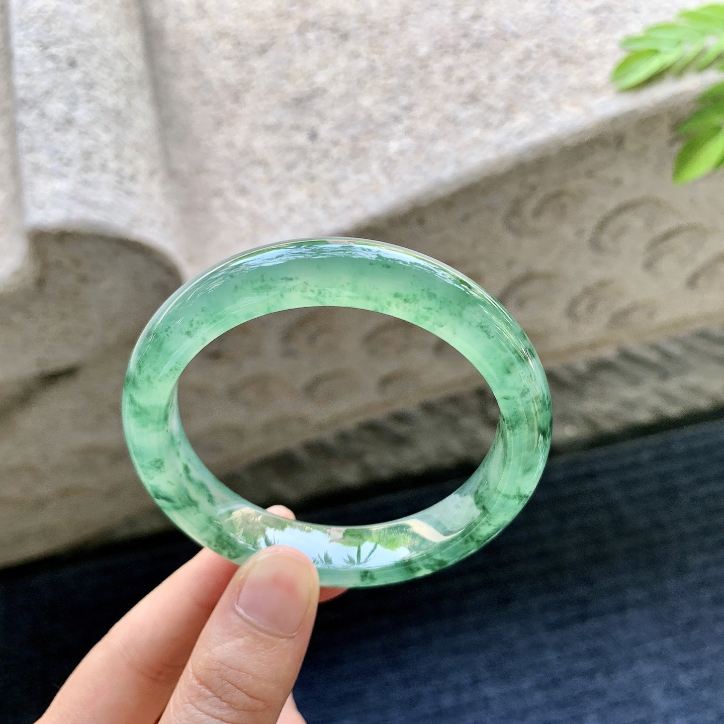 正圈55 56，圈口56/12.4/8.2，编码A1081338，冰飘绿花，清透，水润，种老，细腻，无裂。