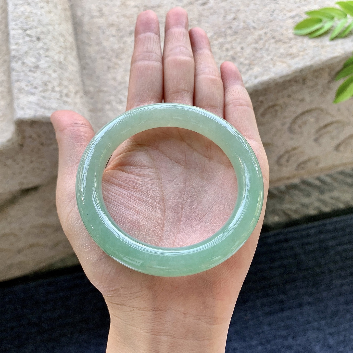 圆条53 54，圈口54.5/10.4/10，编码AD081302，描述糯冰满绿，水润，种老，细腻，