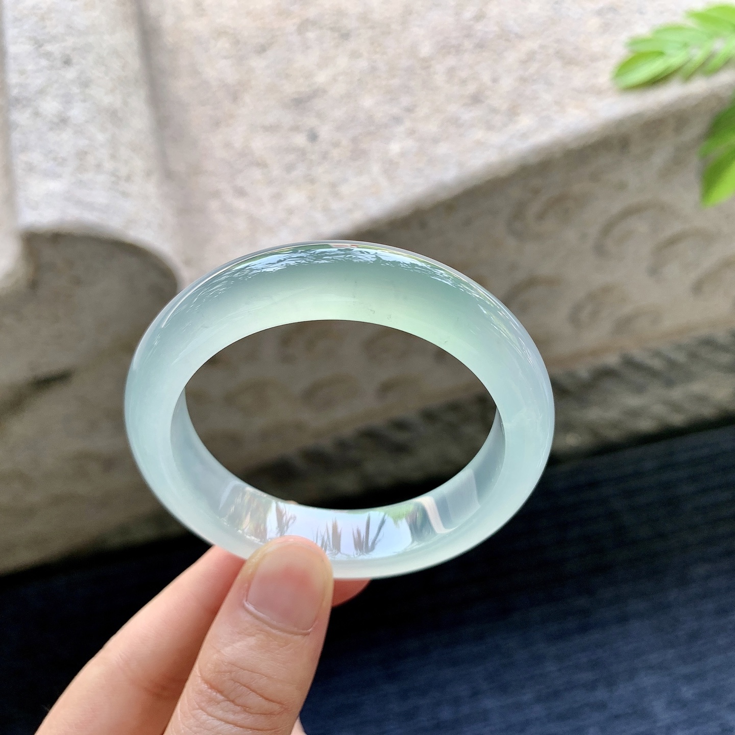 正圈49 50，圈口50.4/12.3/8，编码A1081333，高冰晴绿底，起荧光，清透，水润，种老，细腻，无裂。