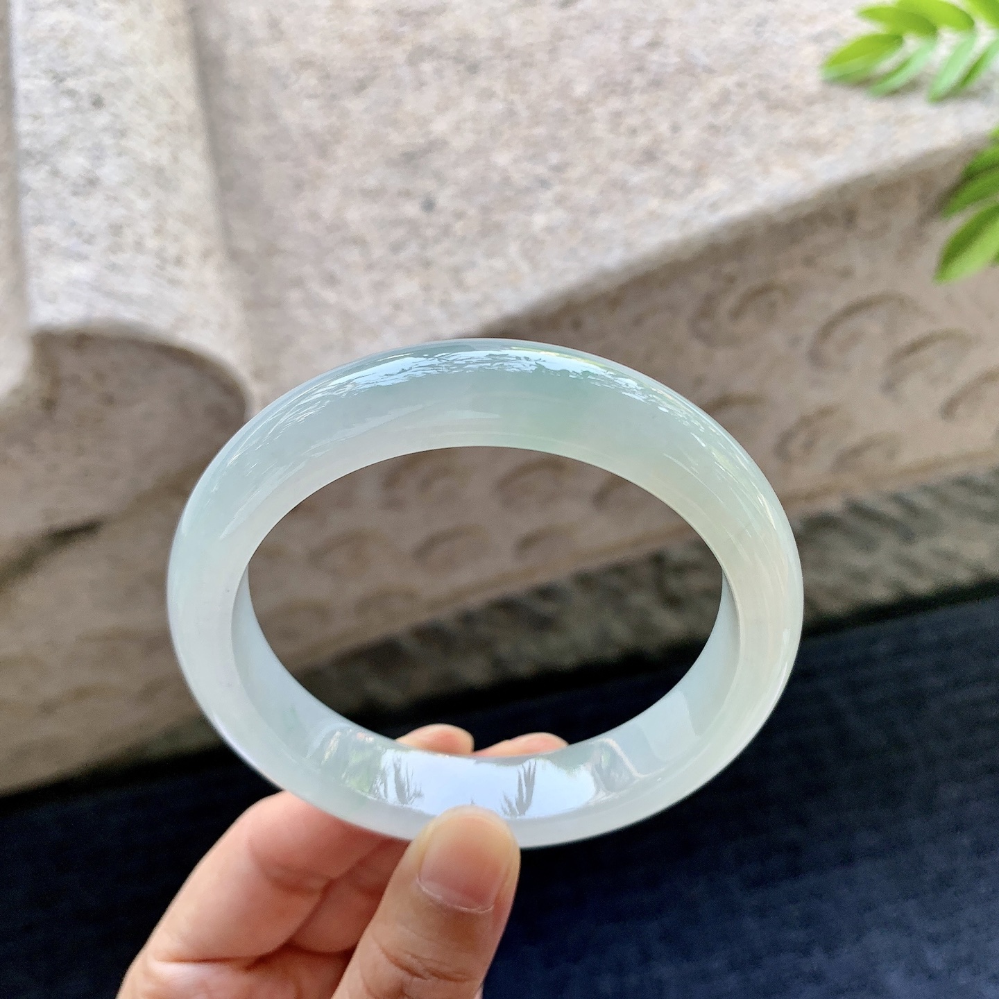 正圈59 60，圈口60.5/13.3/8.8，编码C5081326，糯冰飘绿，水润，种老，细腻，打灯有棉线
