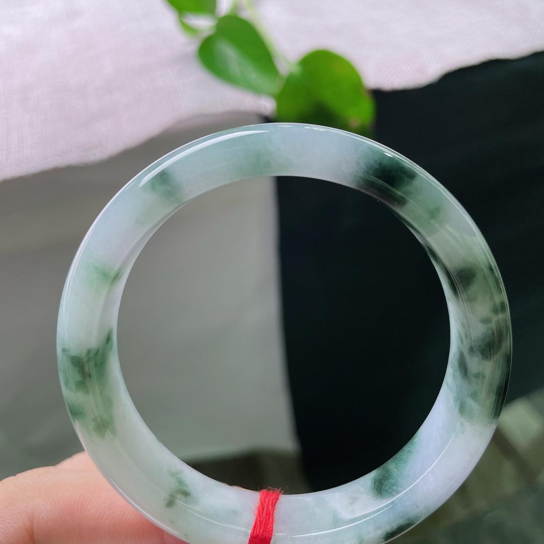 53.8/12.5/7.5，飘花正圈，无裂，白底生翠色，飞花落玉镯。蓝绿飘花绵延环绕，腕间藏一幅天然