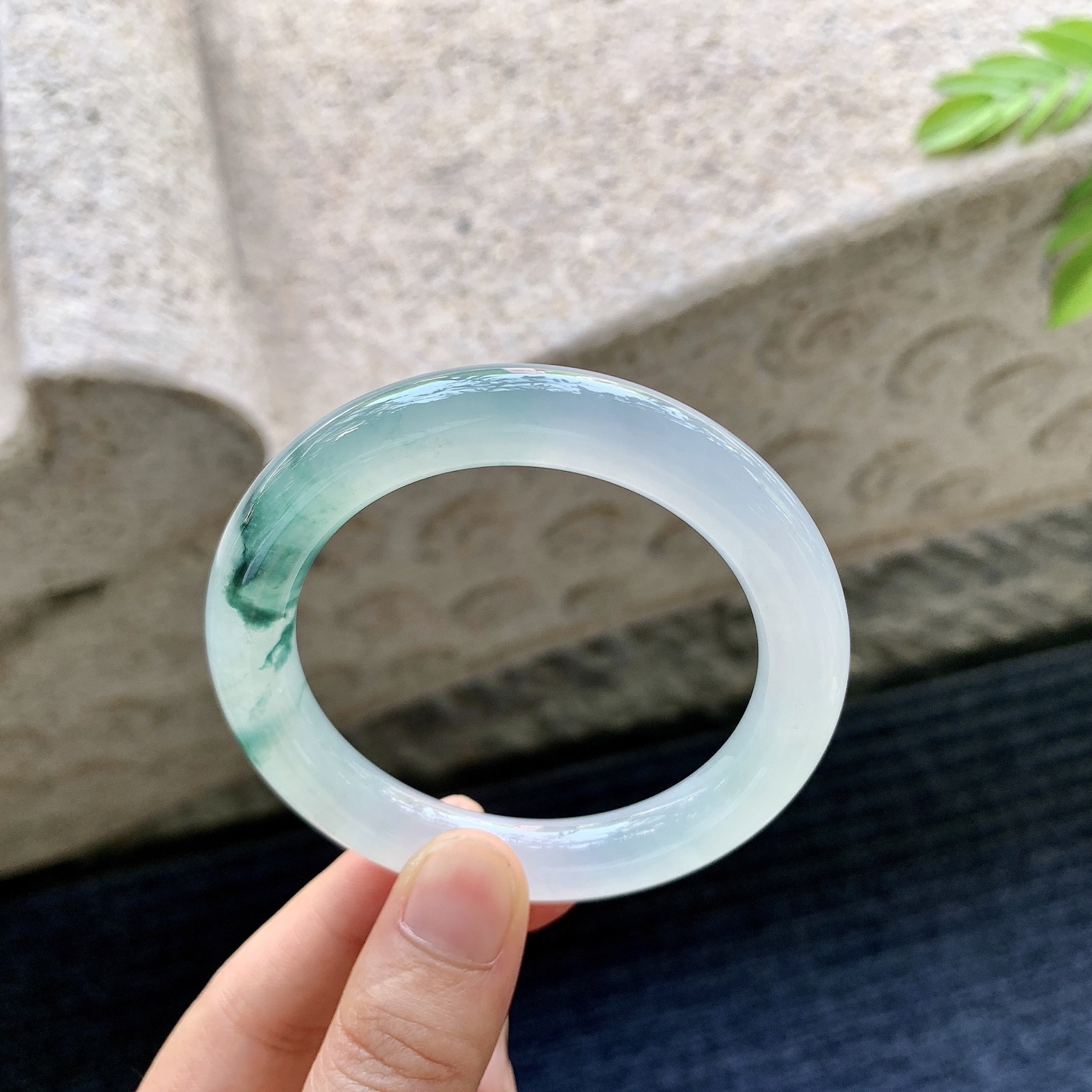 圆条51 52，圈口52.3/9.5/9.8，编码C11081303，冰糯飘花，水润，种老，细腻，有纹线。
