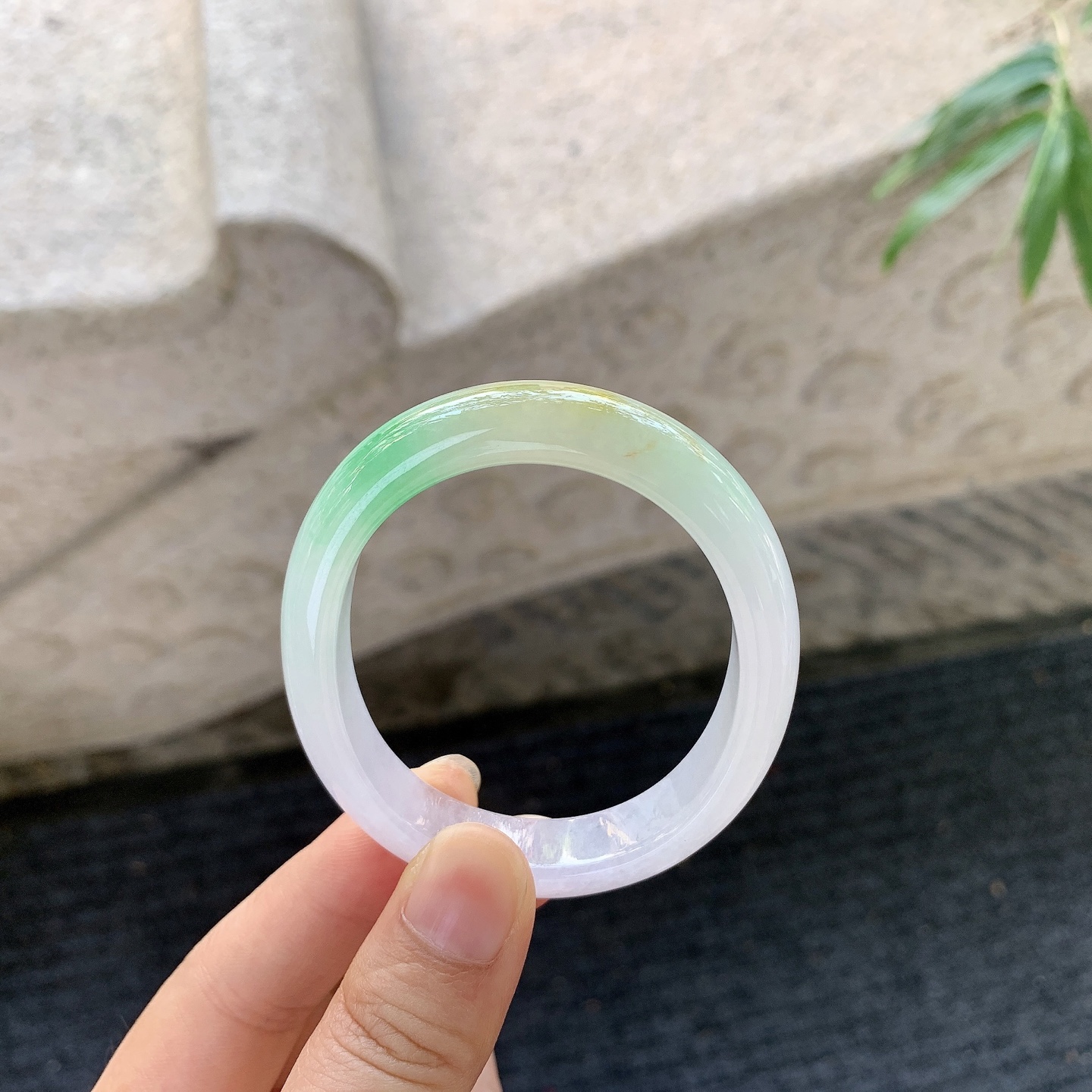 贵妃50 51，圈口53.8/44.8/10.3/7，编码B2072264，描述黄加绿，水润，种老，细腻，无裂。
