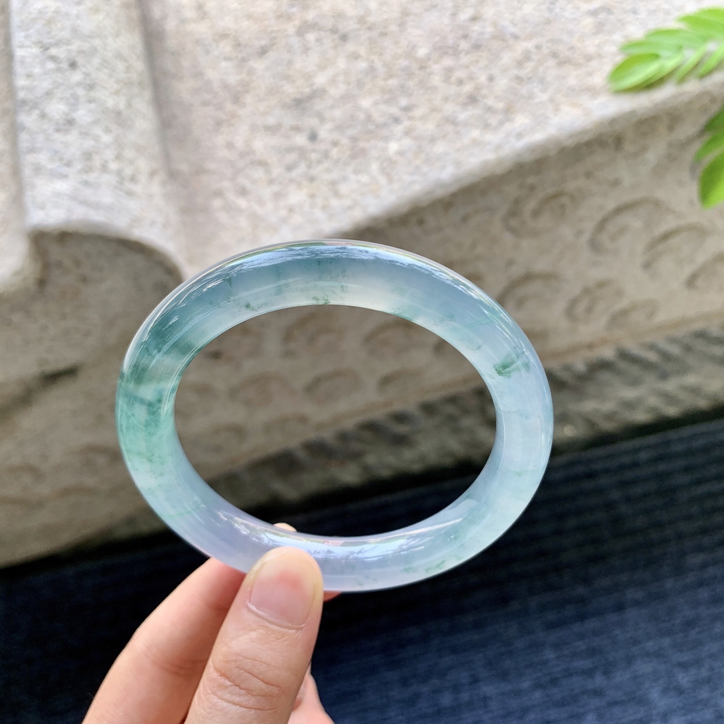 圆条60 61，圈口61.1/11.4/10.2，编码HW031134，冰紫飘花，清透，水润，种老，细腻，无裂。