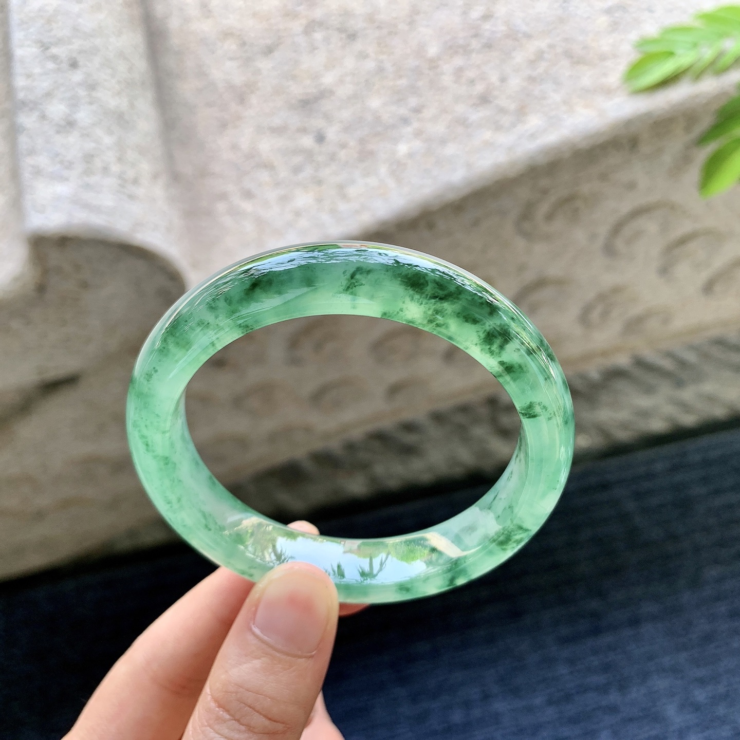 正圈55 56，圈口56/12.4/8.2，编码A1081338，冰飘绿花，清透，水润，种老，细腻，无裂。