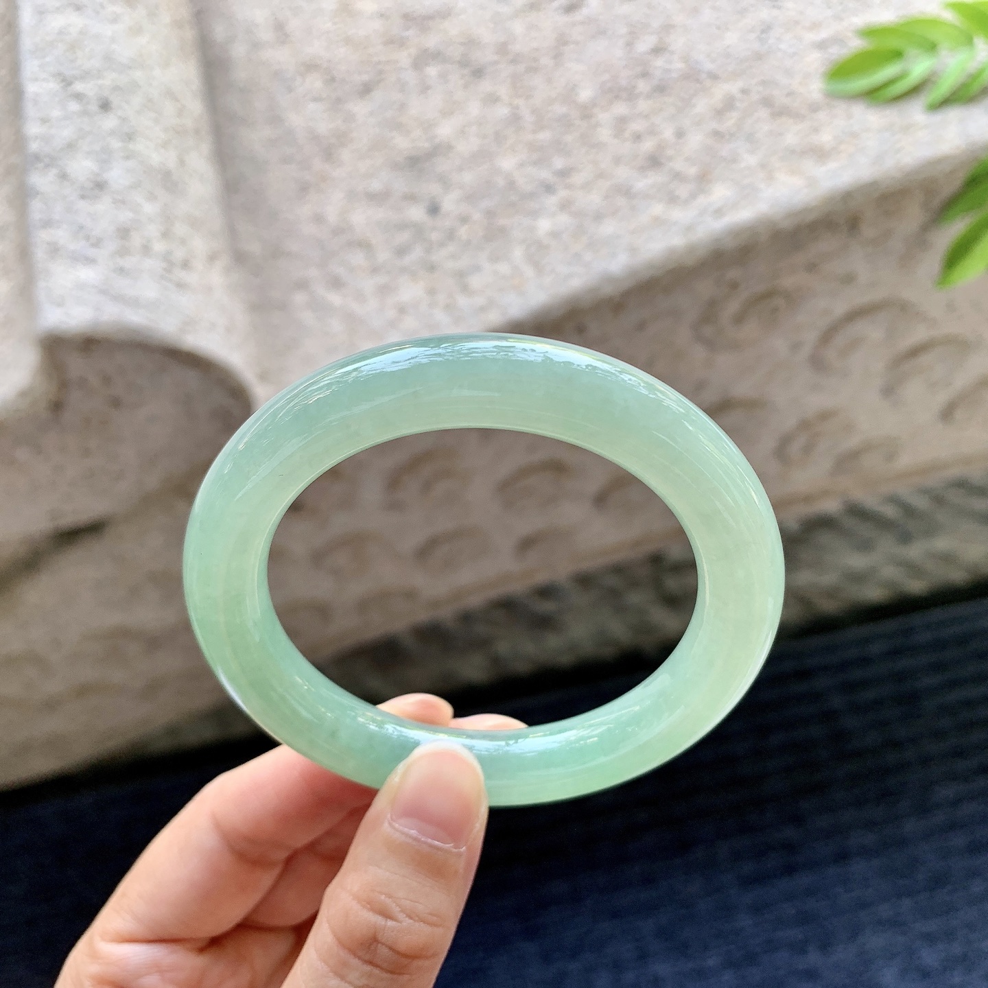 圆条53 54，圈口54.5/10.4/10，编码AD081302，描述糯冰满绿，水润，种老，细腻，打灯有棉絮