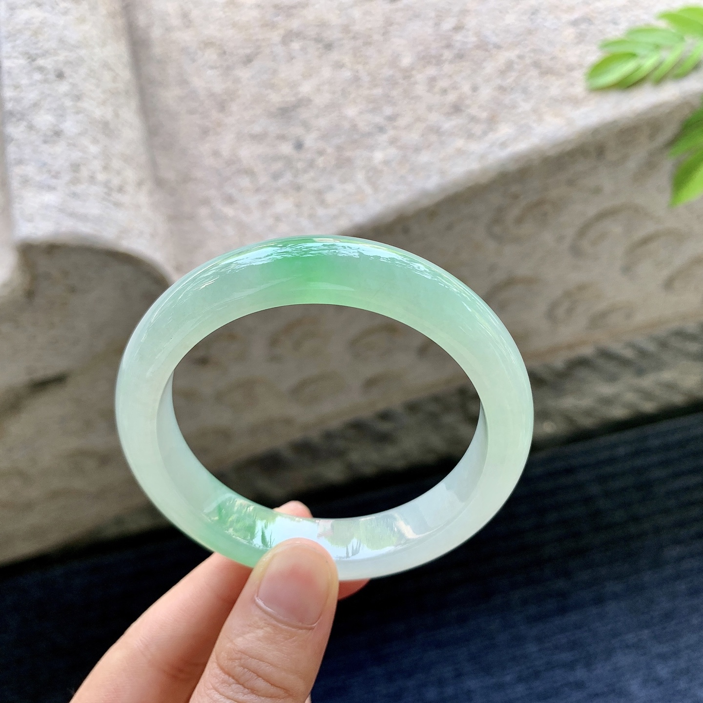 正圈54 55，圈口55.5/12.1/8.2，编码BA081324，描述冰飘绿花，清透，水润，种老，细腻，打灯有絮线