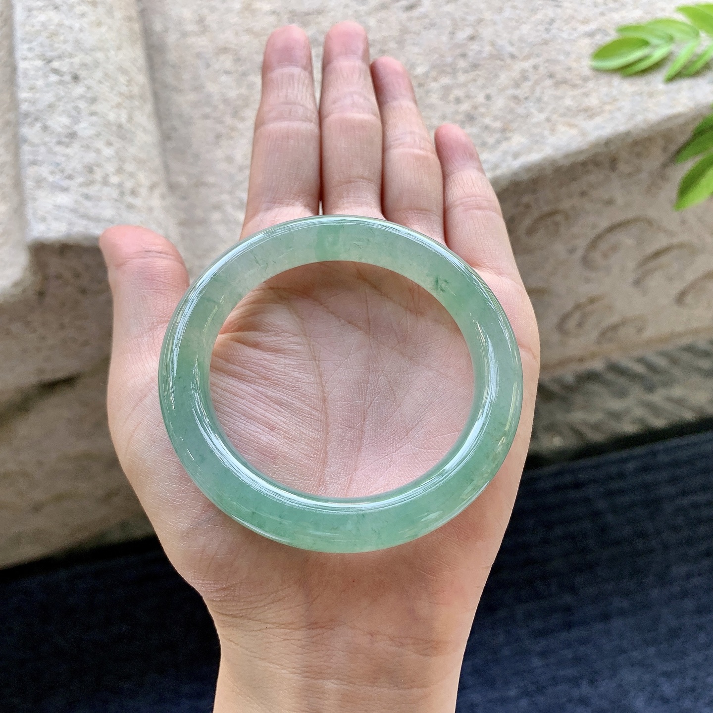 圆条50 51，圈口51.6/9.7/9.3，编码B2081321，描述糯冰飘绿，水润，种老，细腻，