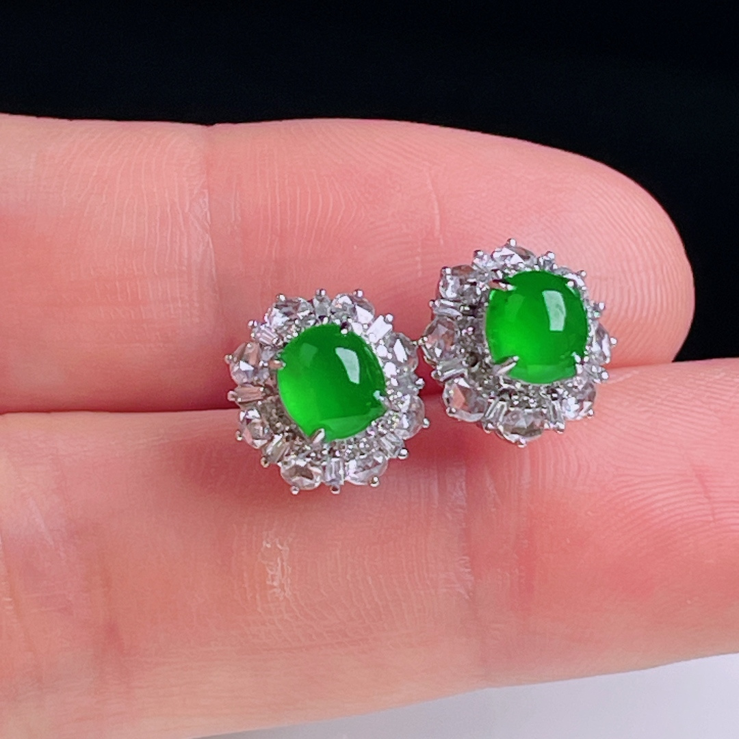 辣绿耳钉，老种起光，细底通透，尺寸：裸石6/5.6/3mm0812