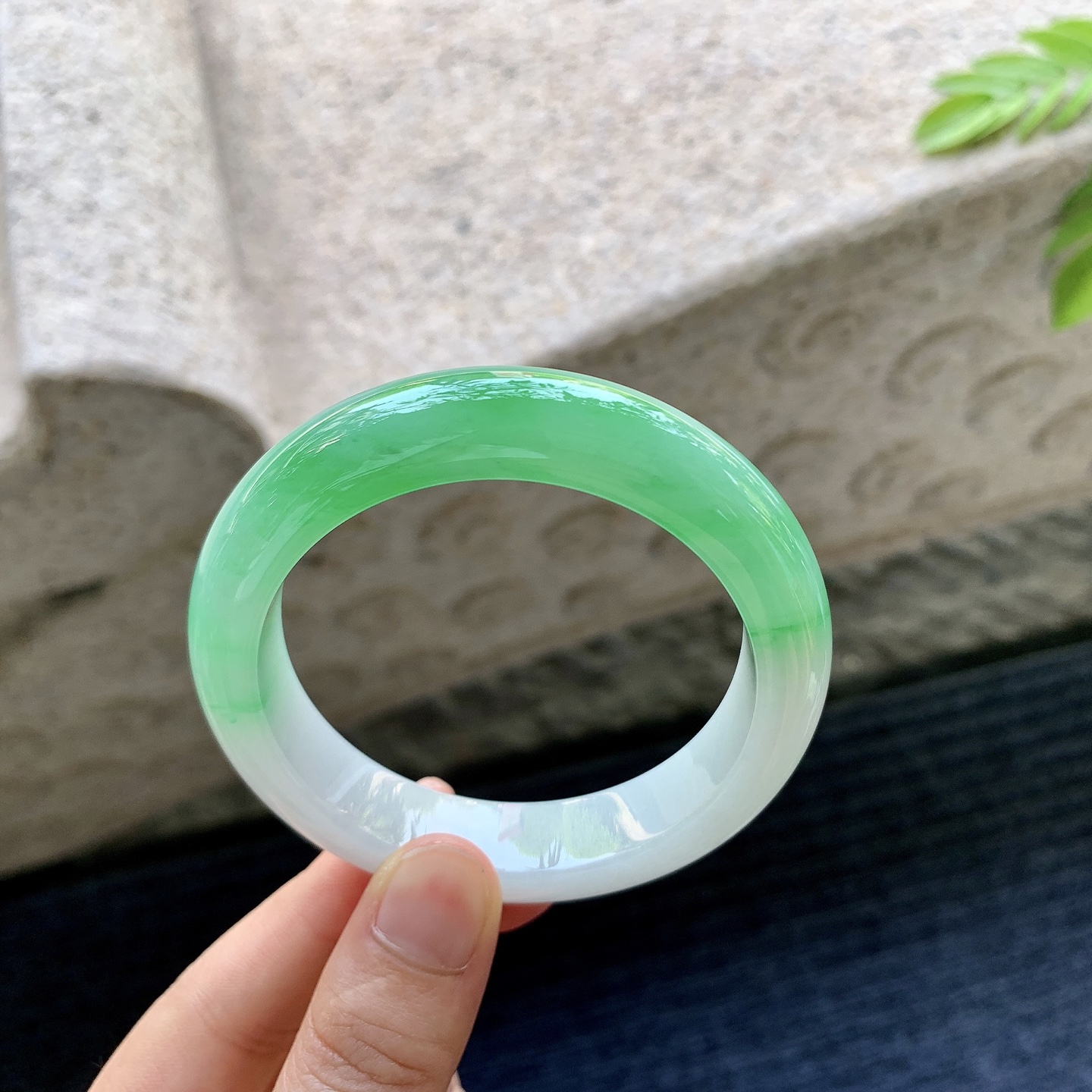 正圈54 55，圈口54.5/13/9.2，编码G7081347，糯冰飘阳绿，水润，种老，细腻，无裂。